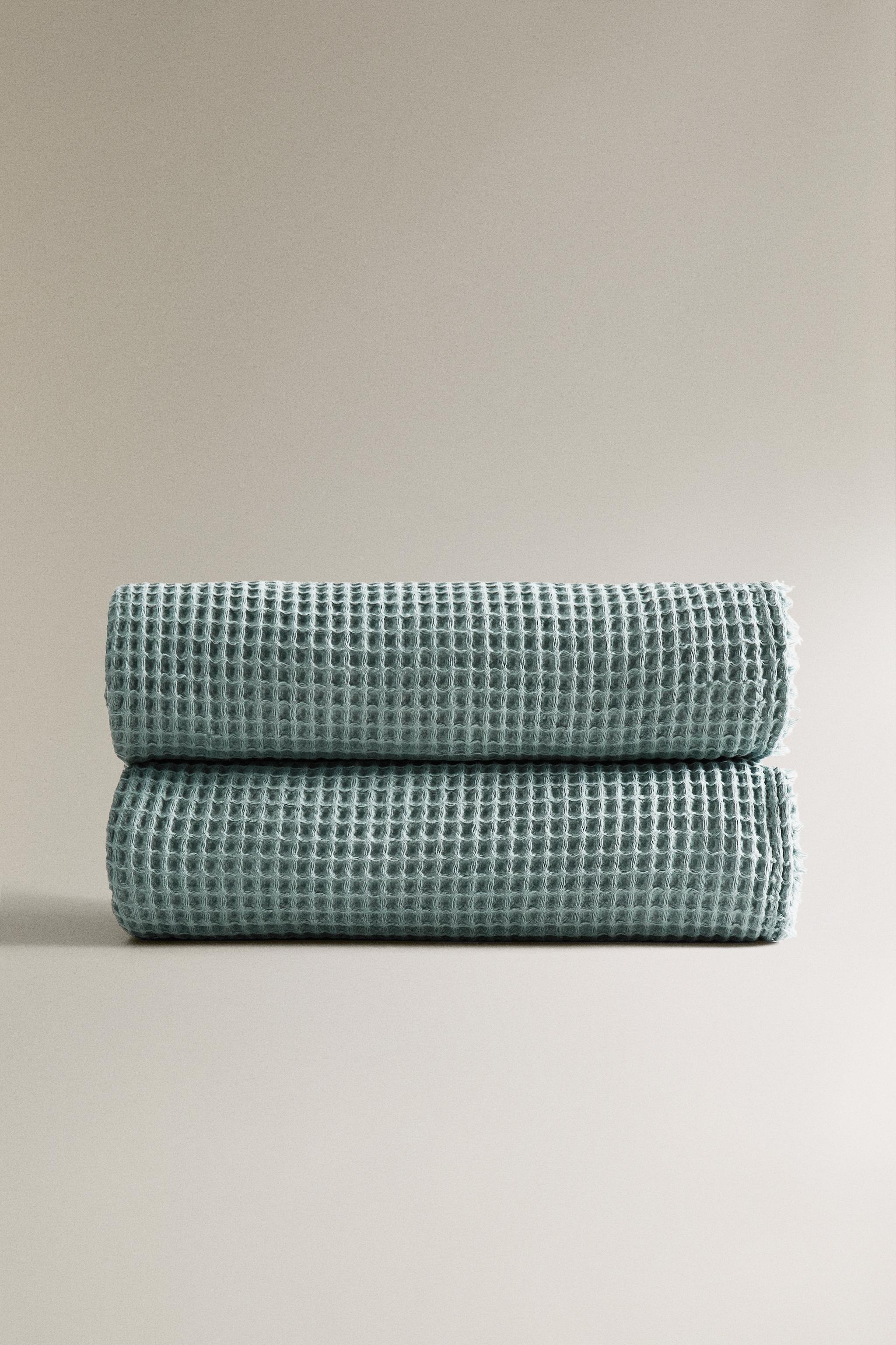 WAFFLE-TEXTURE BLANKET