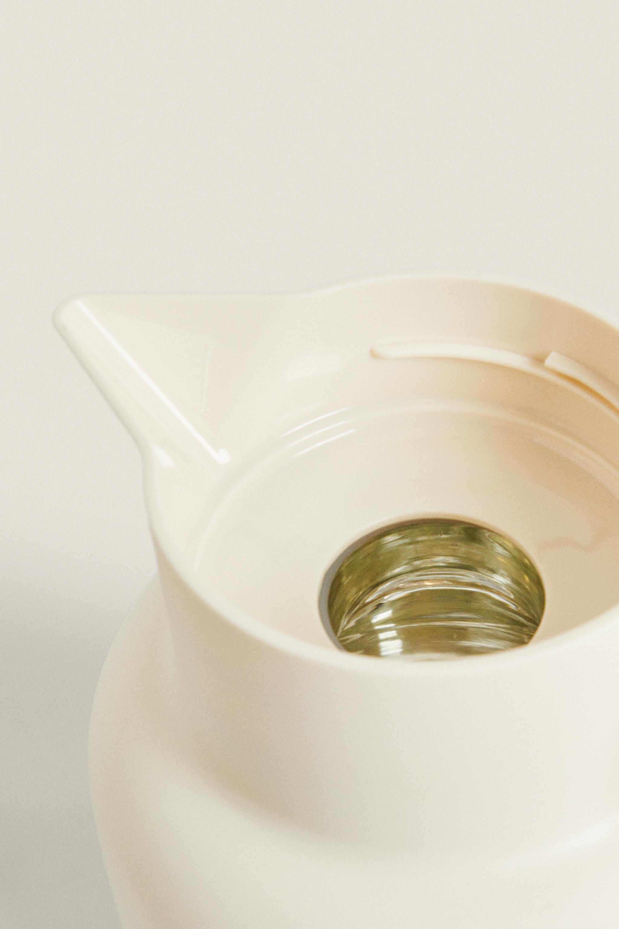 THERMAL PITCHER WITH AN ACACIA HANDLE