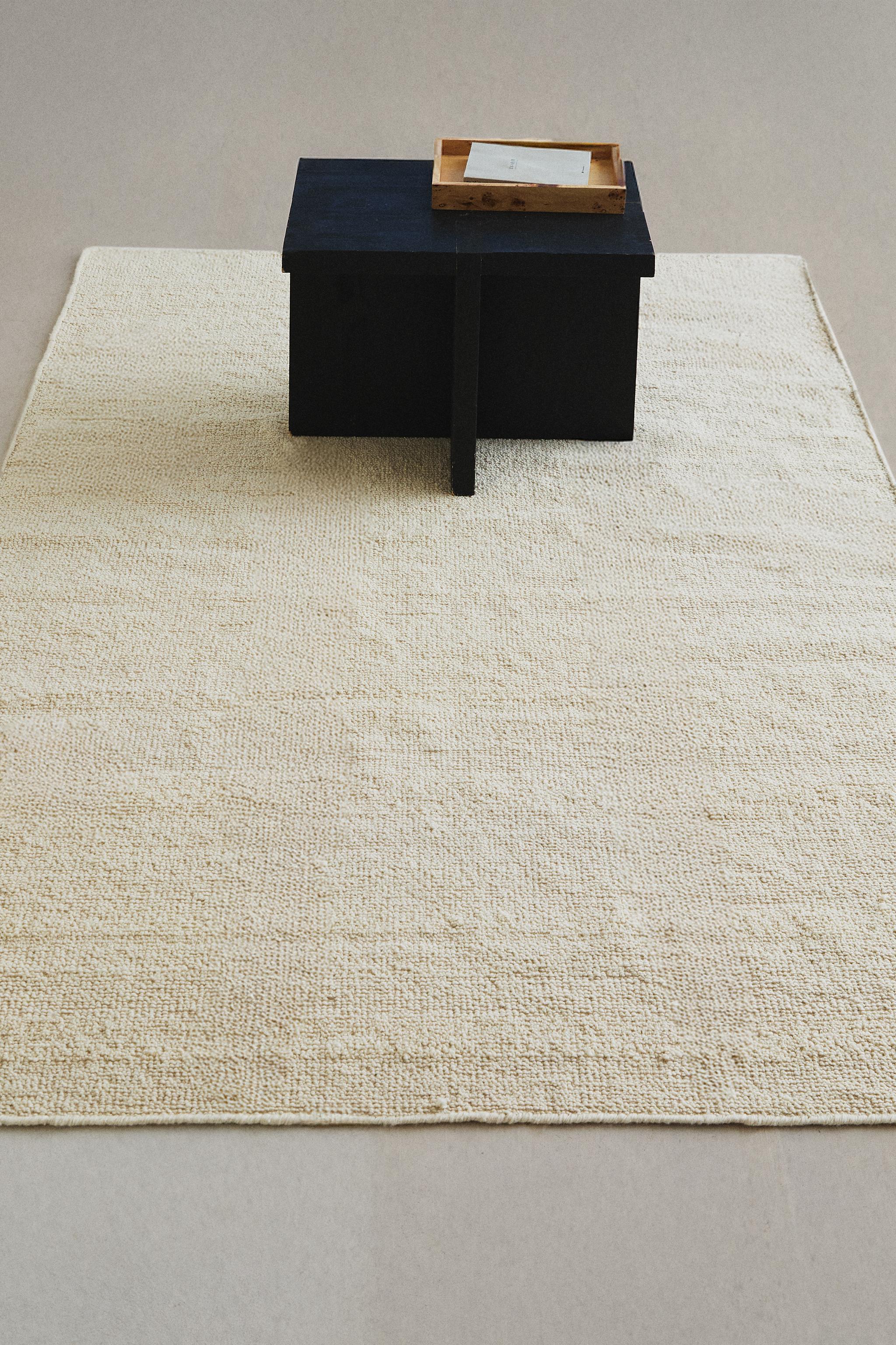 WAVY DETAIL WOOL AREA RUG