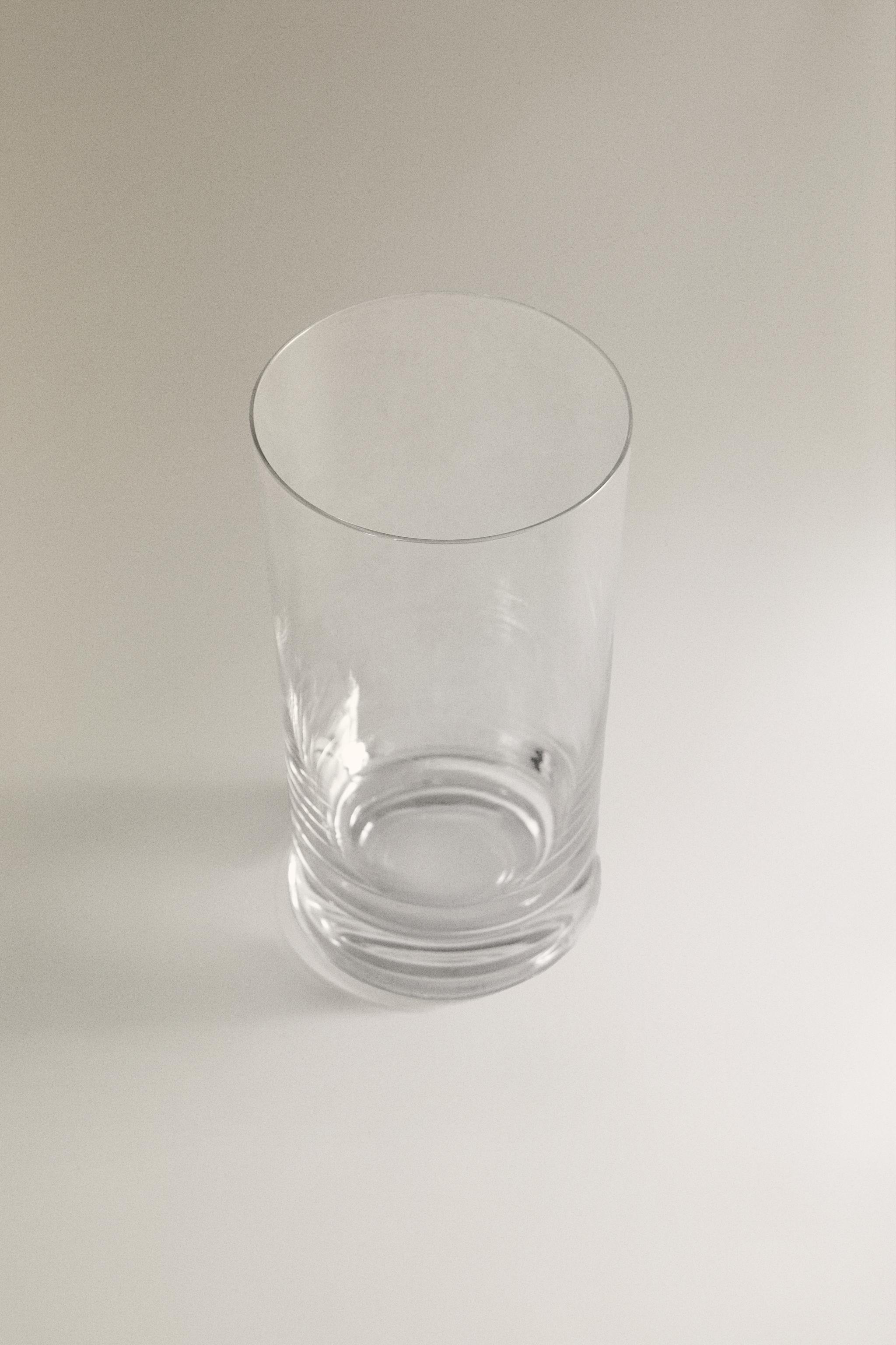 TALL TRANSPARENT GLASS TUMBLER