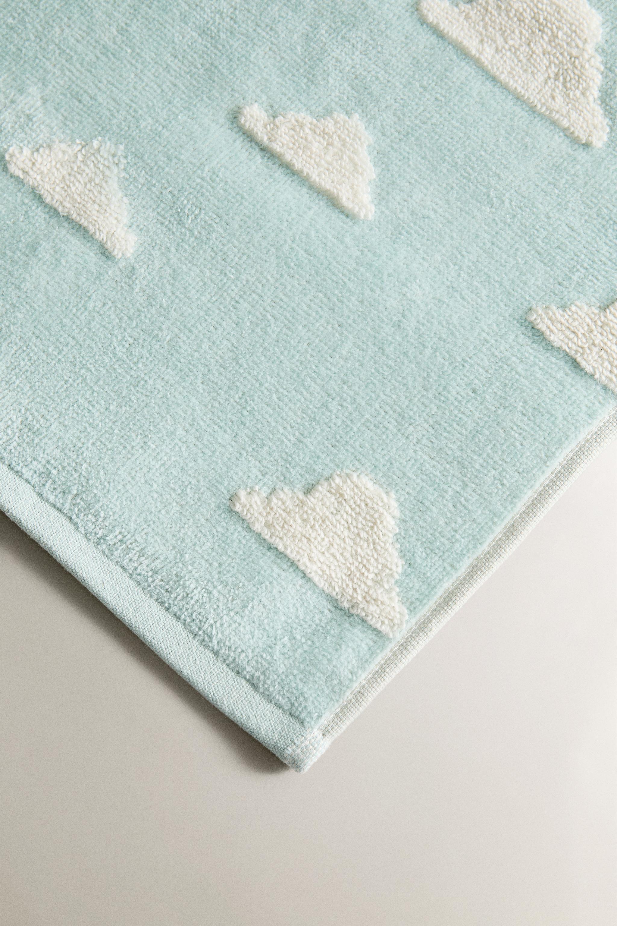 CHILDREN'S BATH TOWEL WITH CLOUDS