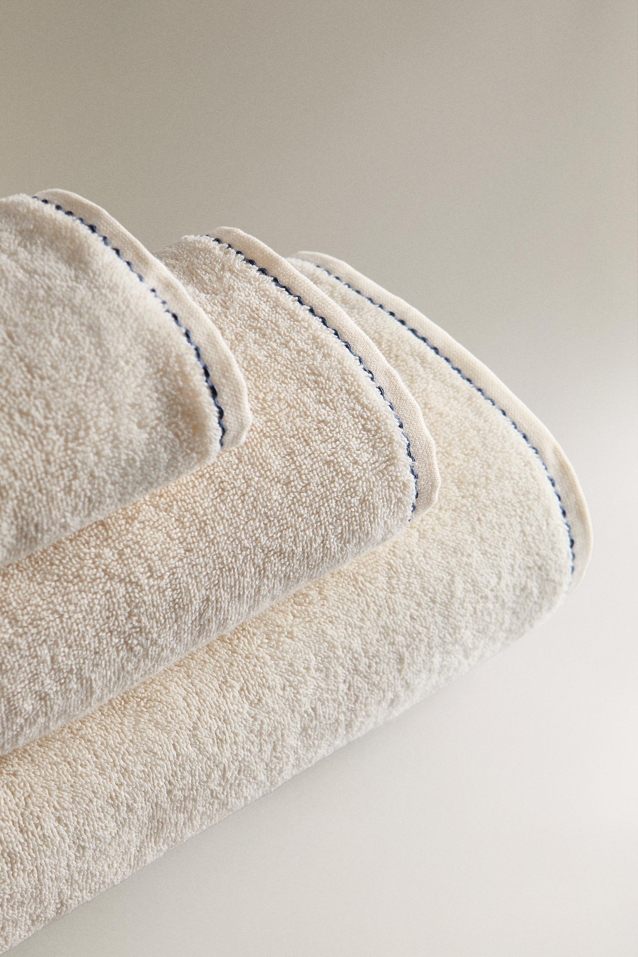 BATH TOWEL WITH SCALLOPED TOPSTITCHING