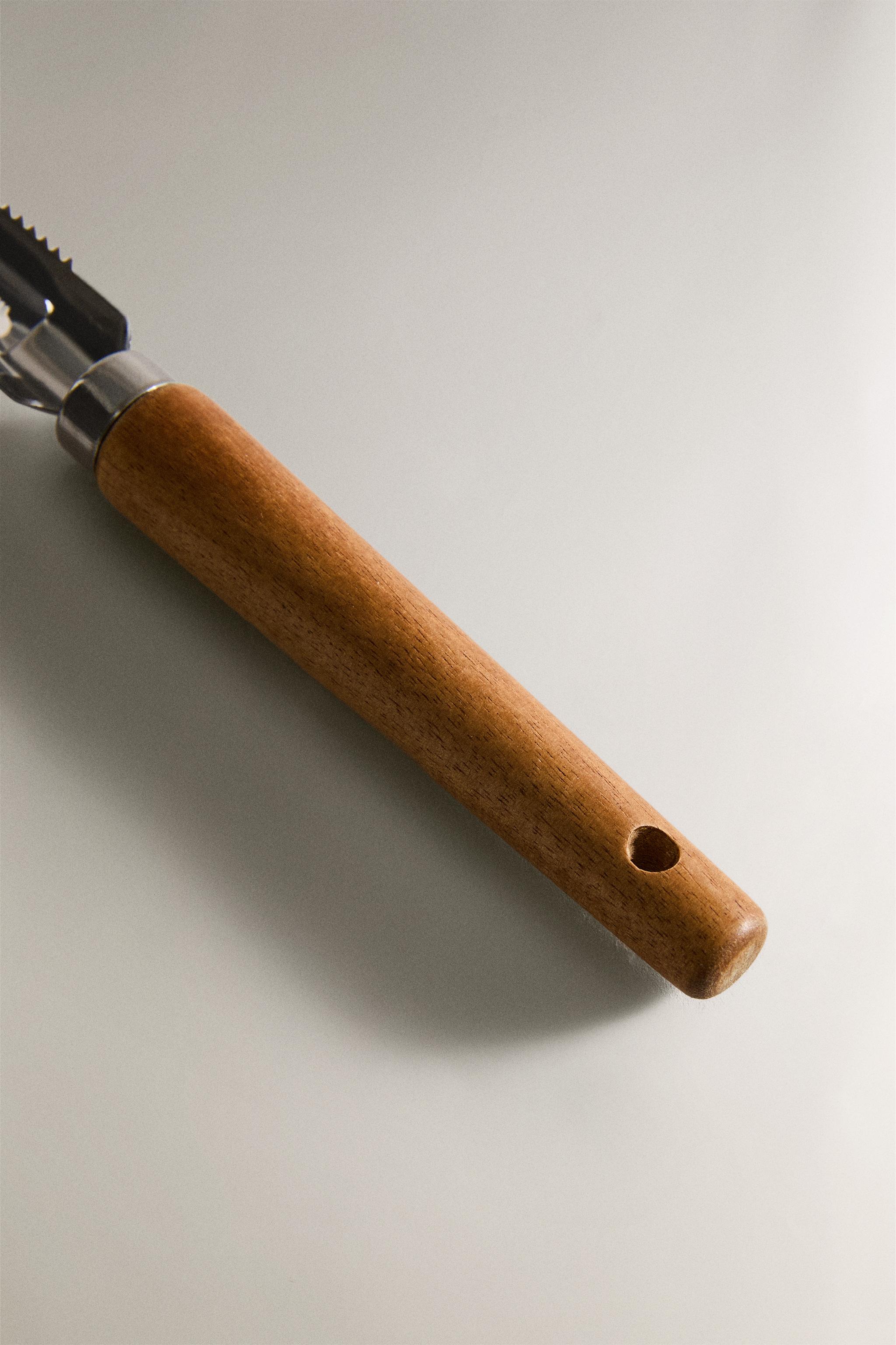 KITCHEN PEELER WITH WOODEN HANDLE