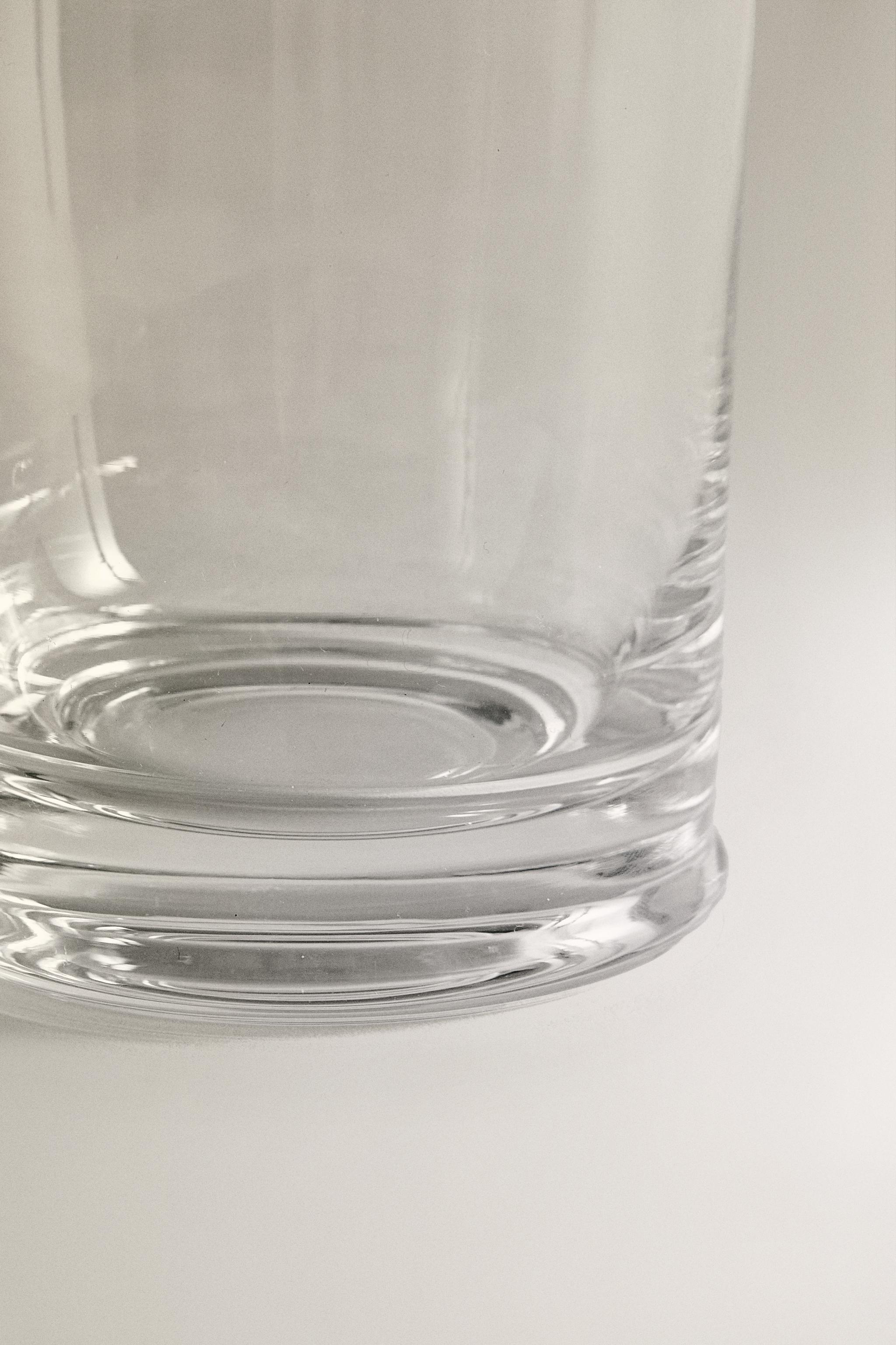 TALL TRANSPARENT GLASS TUMBLER