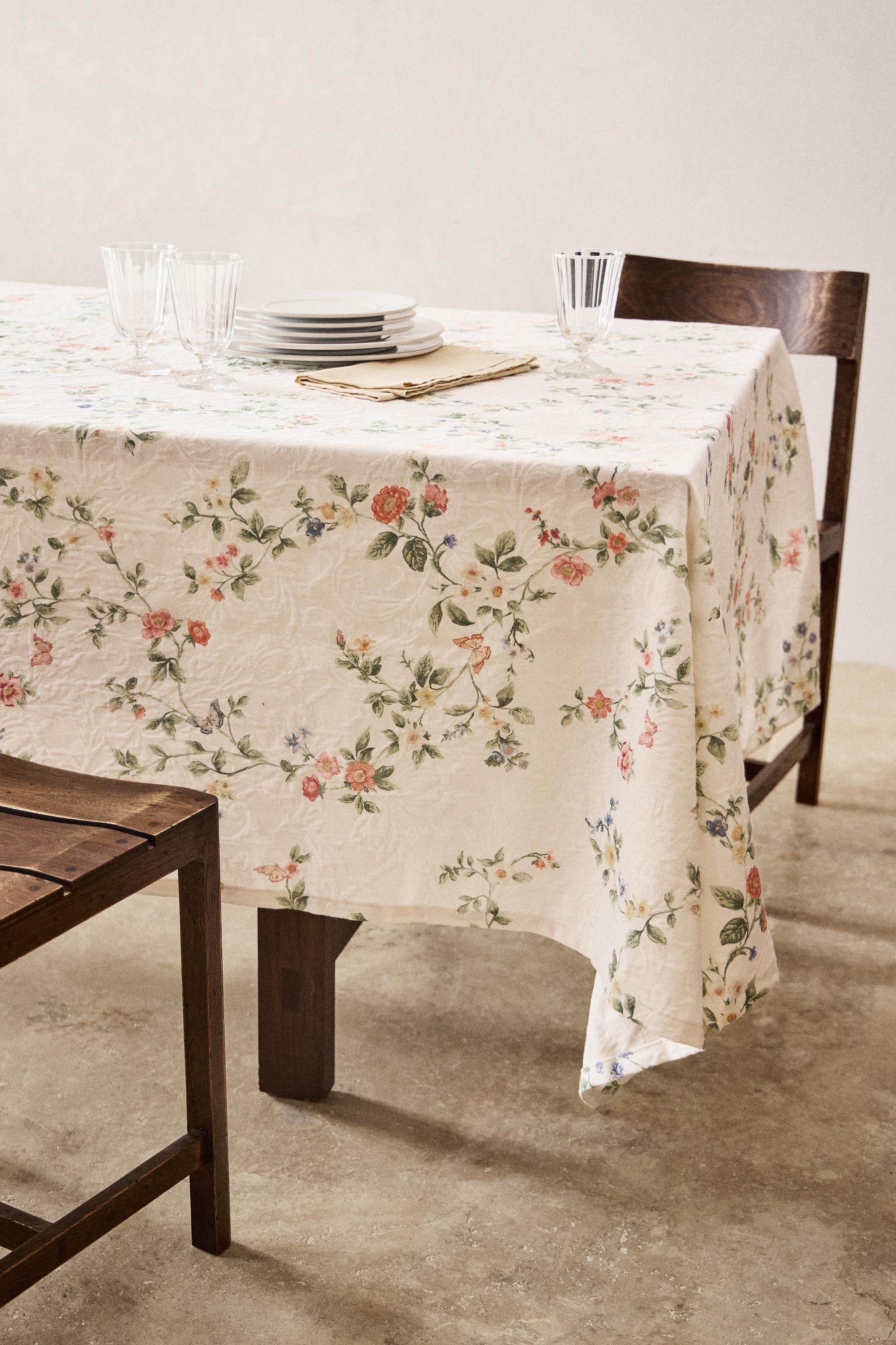 JACQUARD TABLECLOTH WITH A FLORAL PRINT