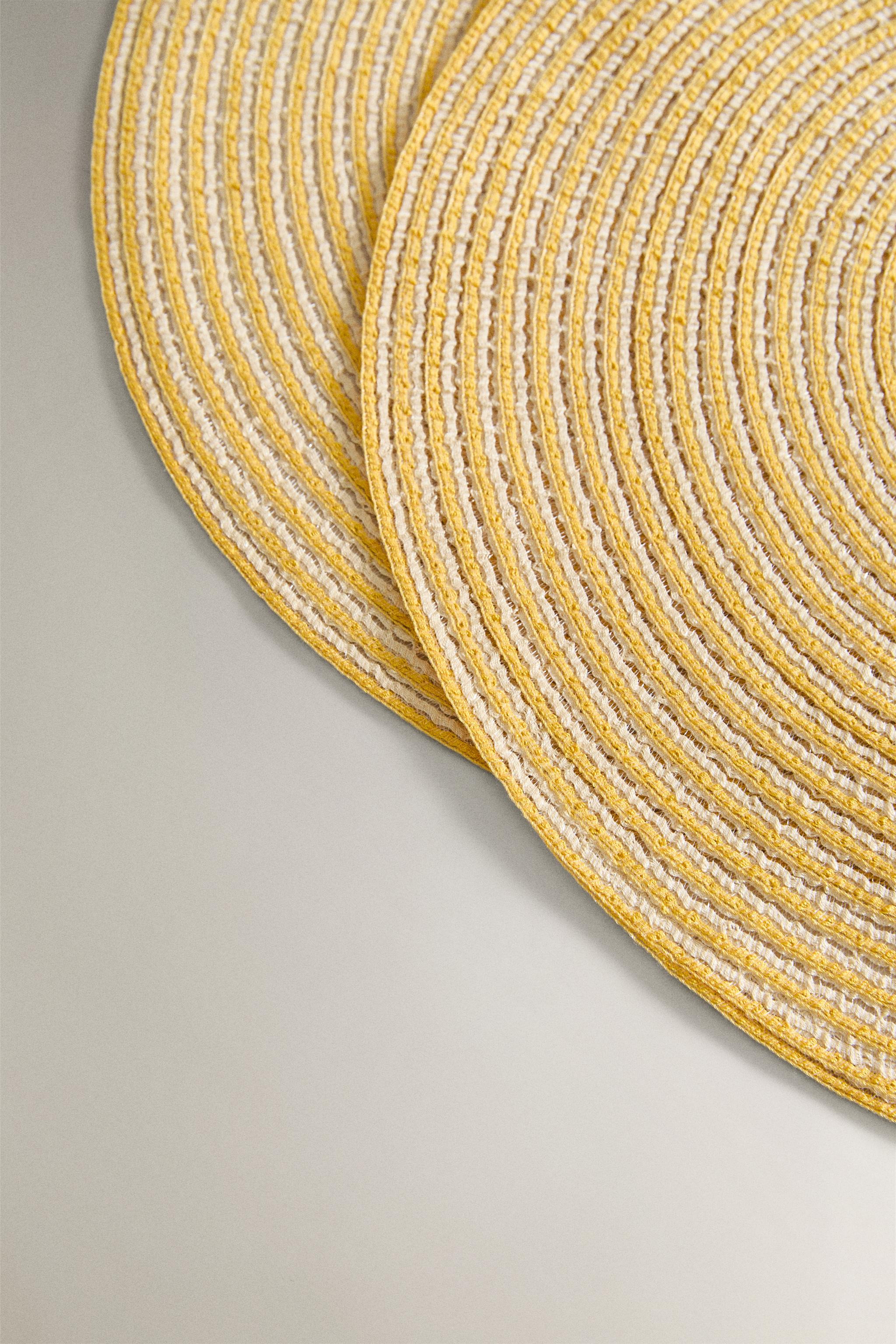 SET OF ROUND PLACEMATS (SET OF 2)