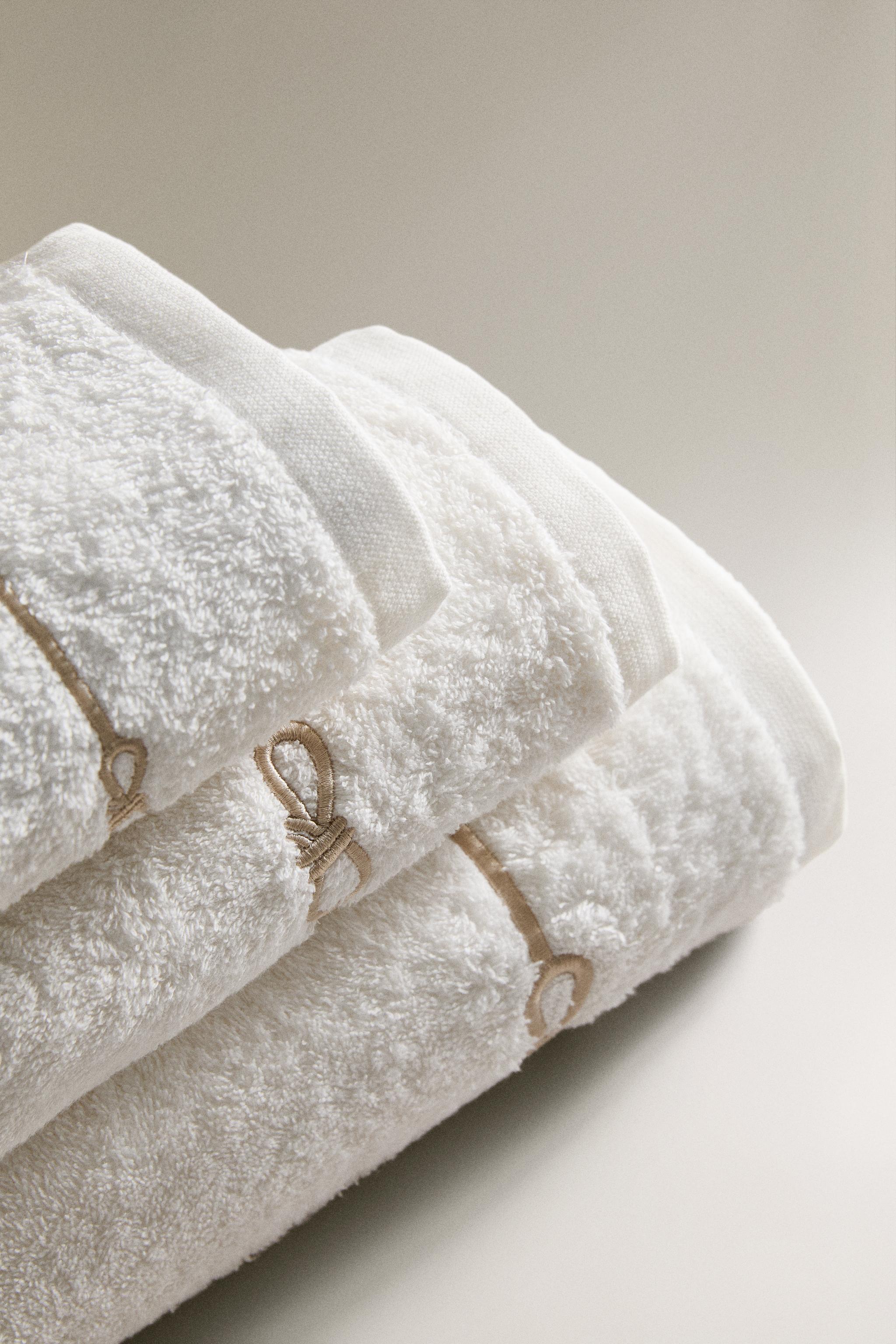 EMBROIDERED BOW BATH TOWEL