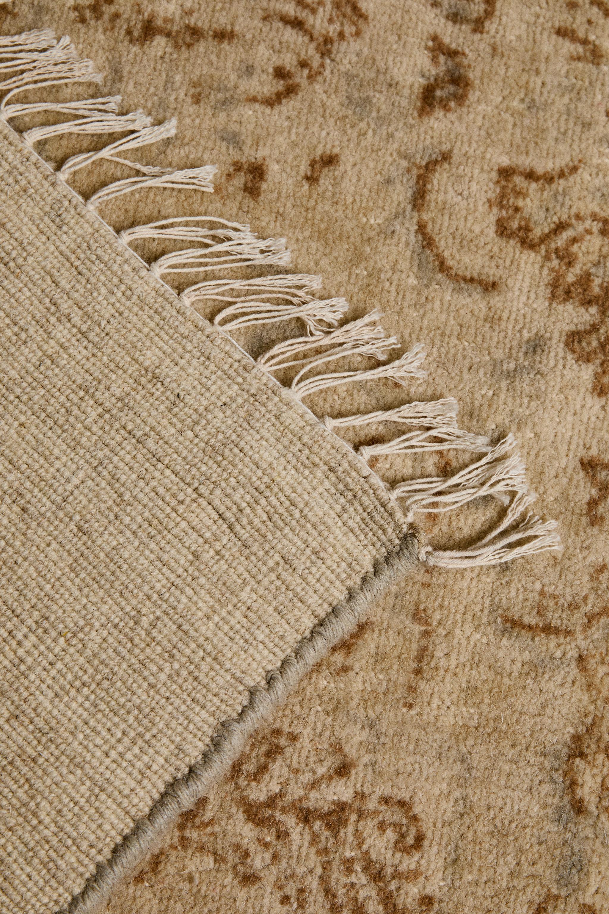 WOOL AREA RUG WITH A FLORAL PRINT