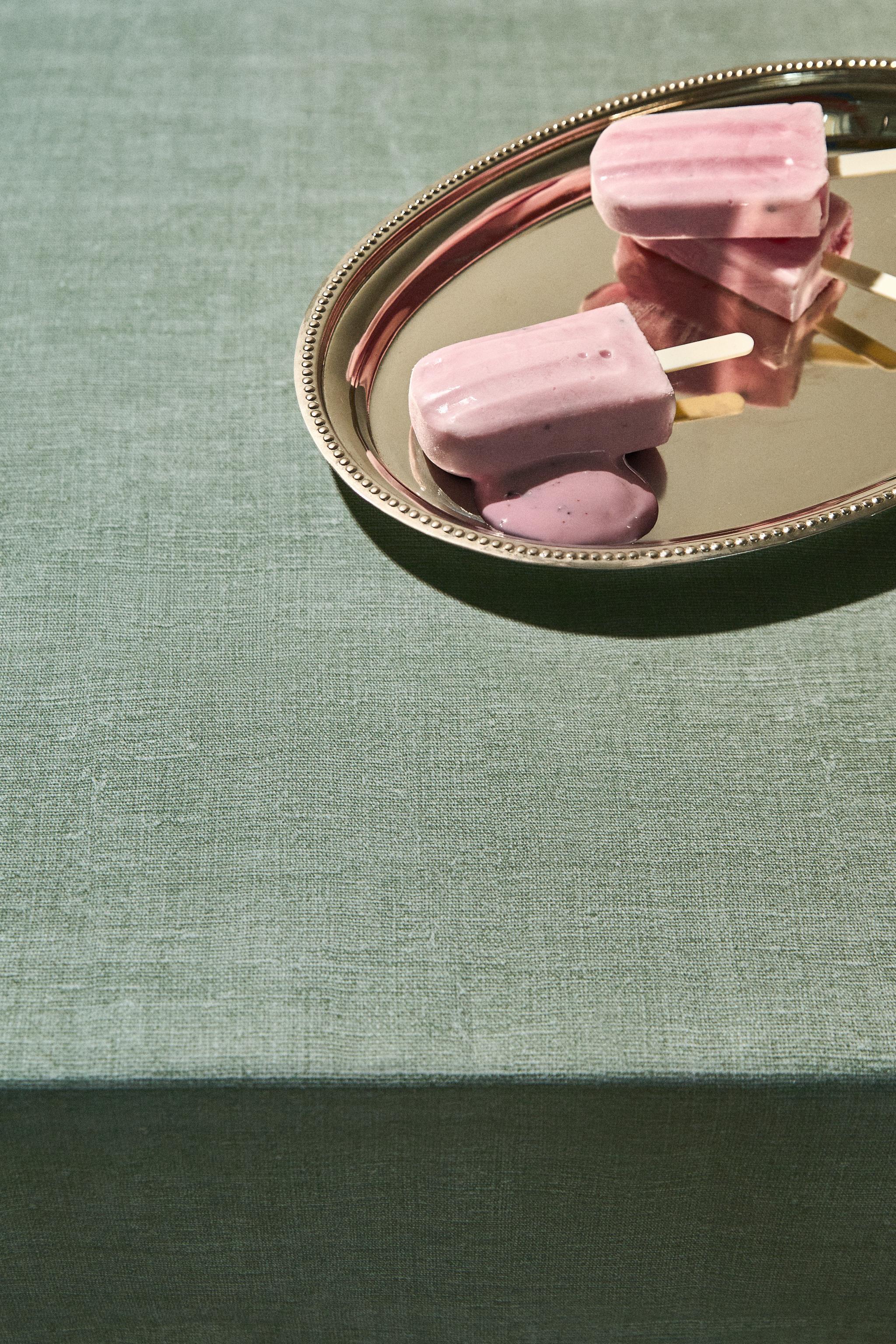 RESIN-COATED COTTON TABLECLOTH WITH OVERLOCK STITCHING