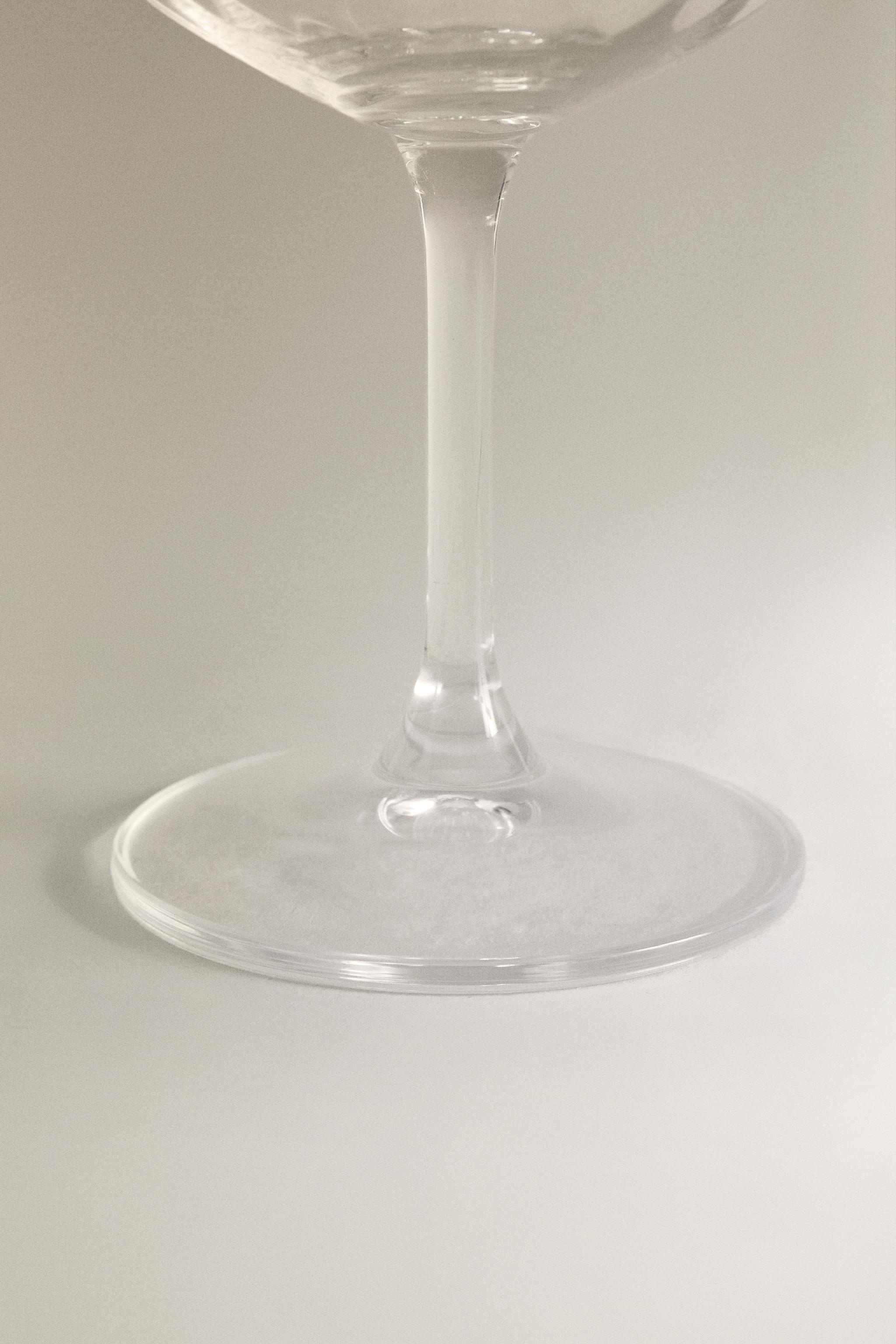CRYSTALLINE GLASS WITH A RAISED DESIGN