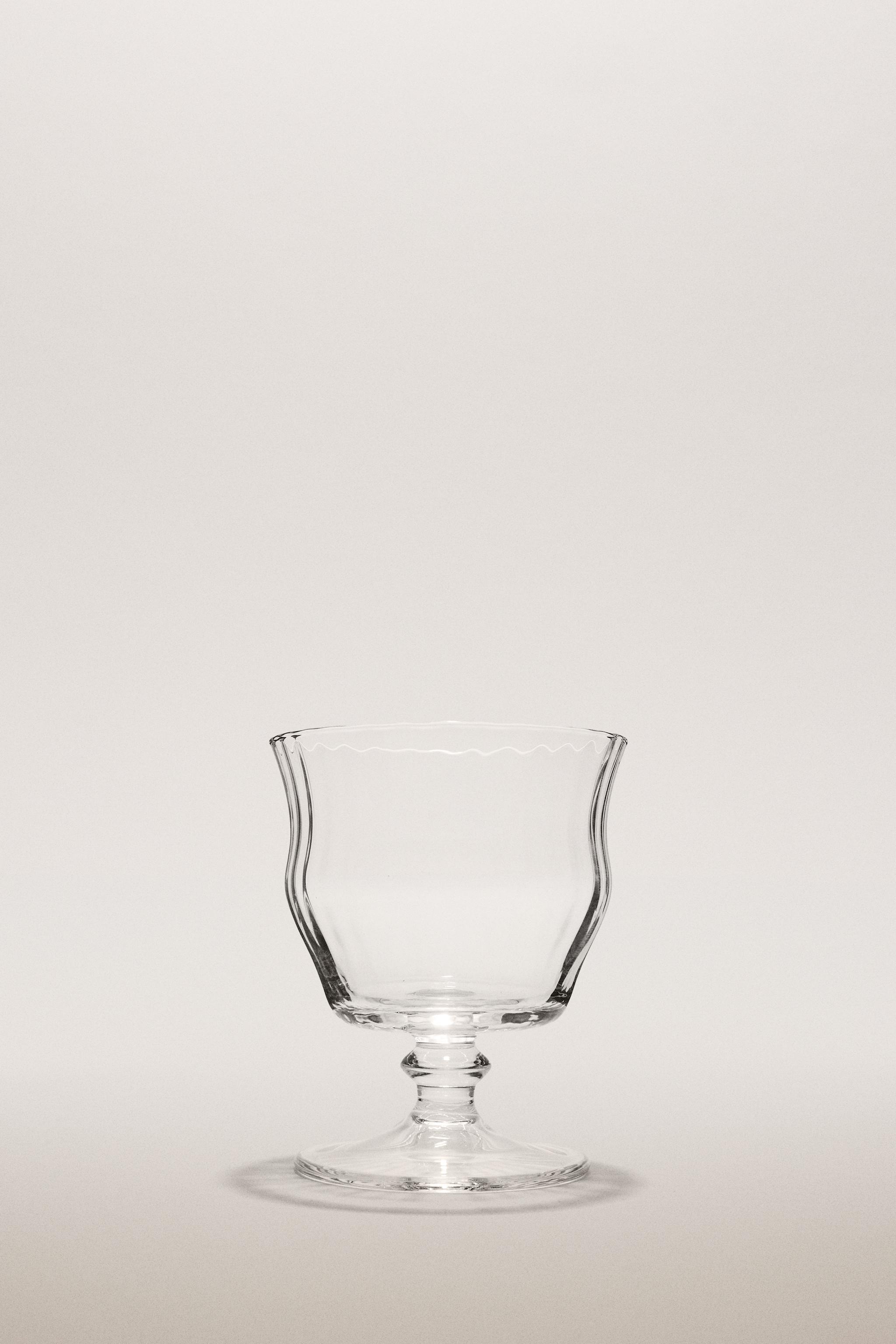 RAISED DESIGN WINE GLASS