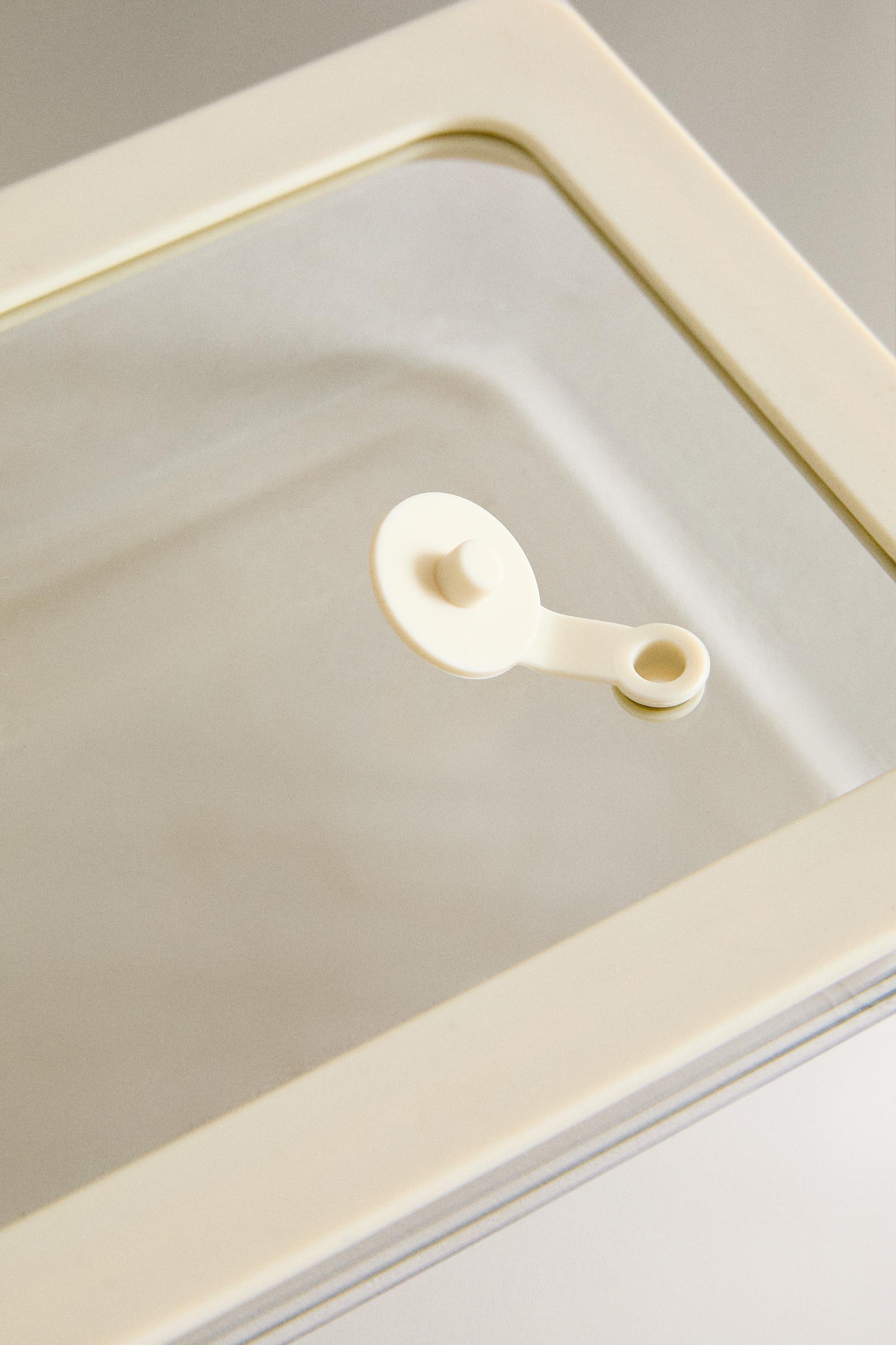 23.67 oz AIRTIGHT FOOD CONTAINER