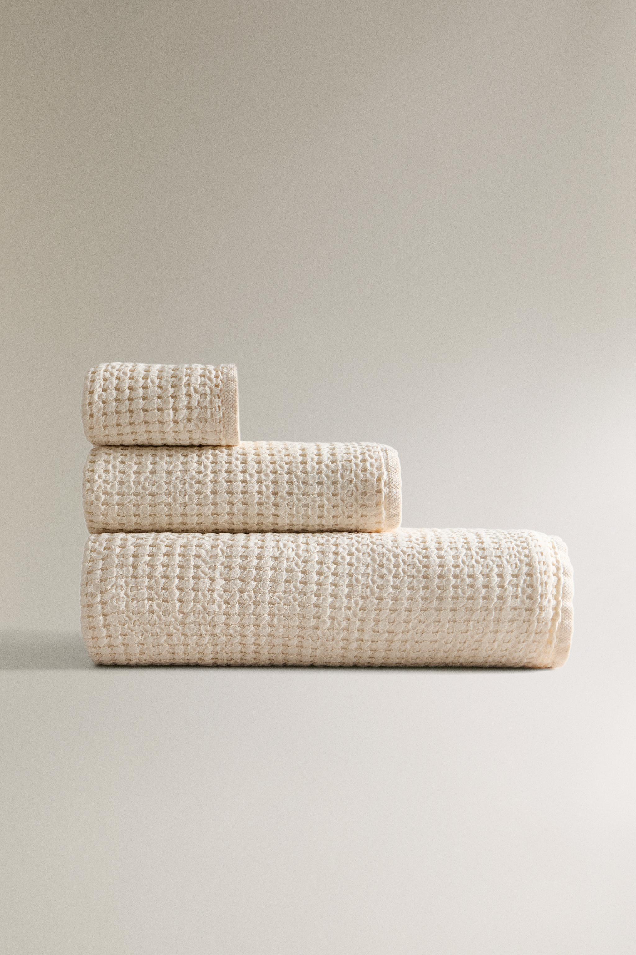 CHUNKY WAFFLE-KNIT BATH TOWEL