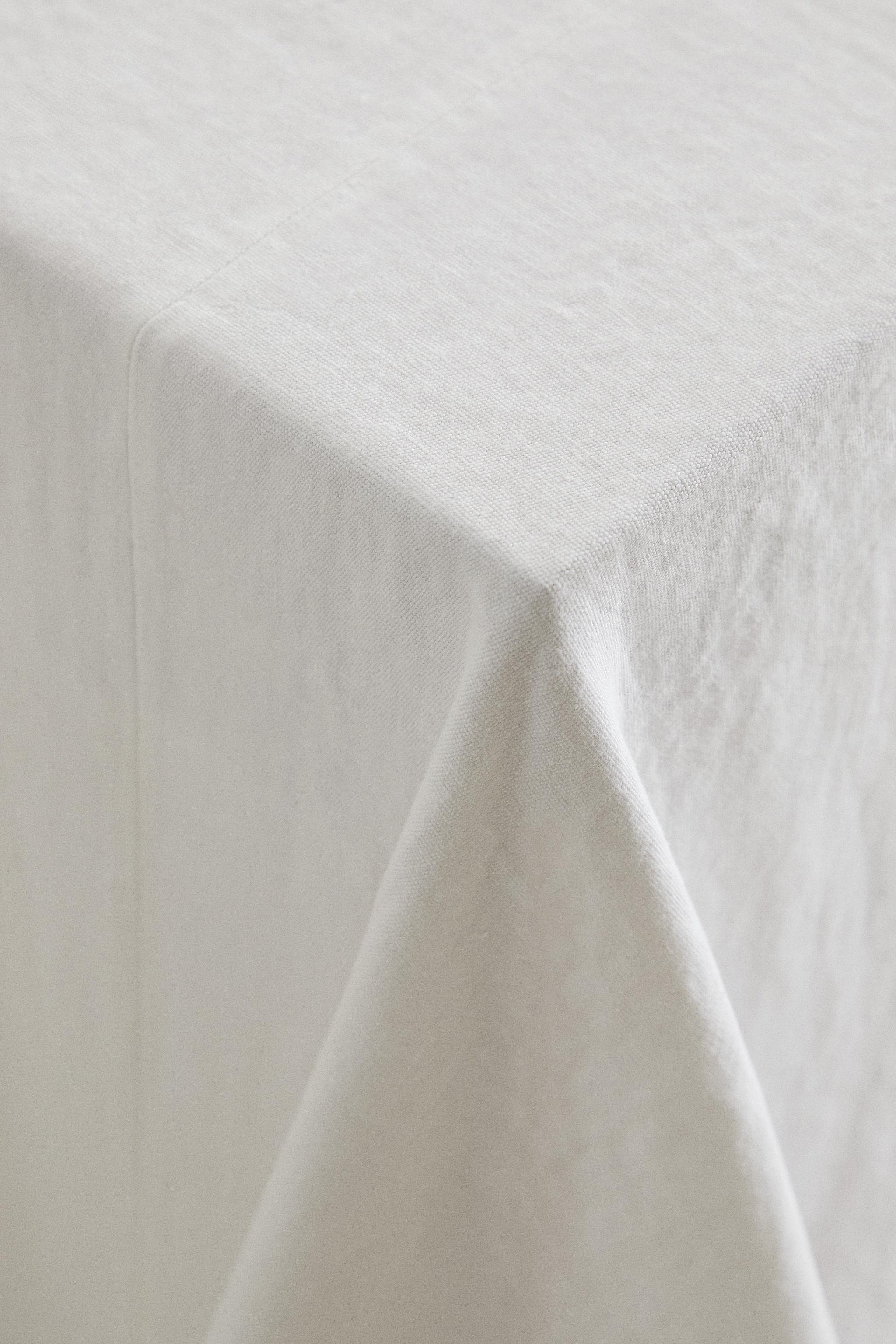 TABLECLOTH 01