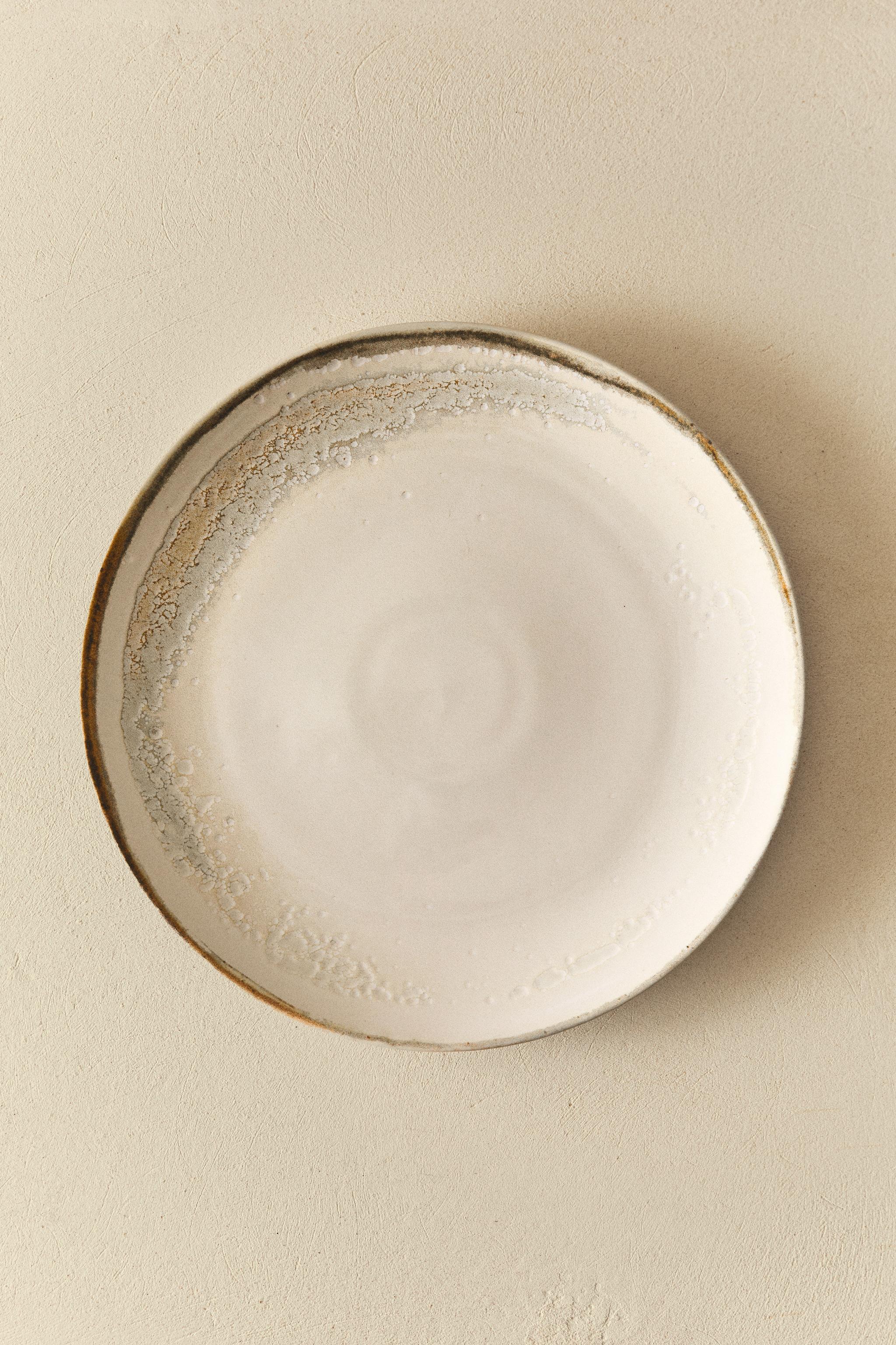 ROUND STONEWARE SERVING DISH