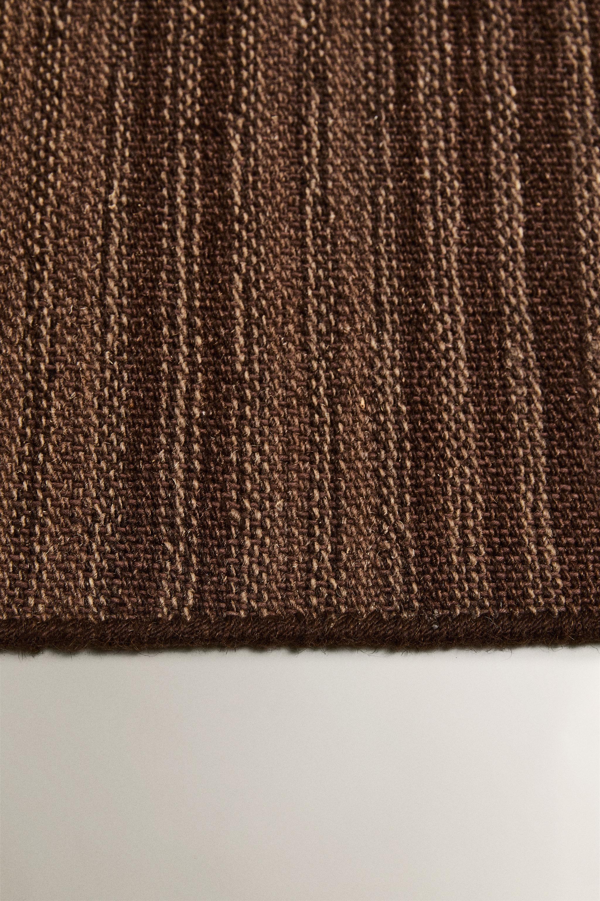 WOOL AREA RUG WITH CONTRASTING LINES