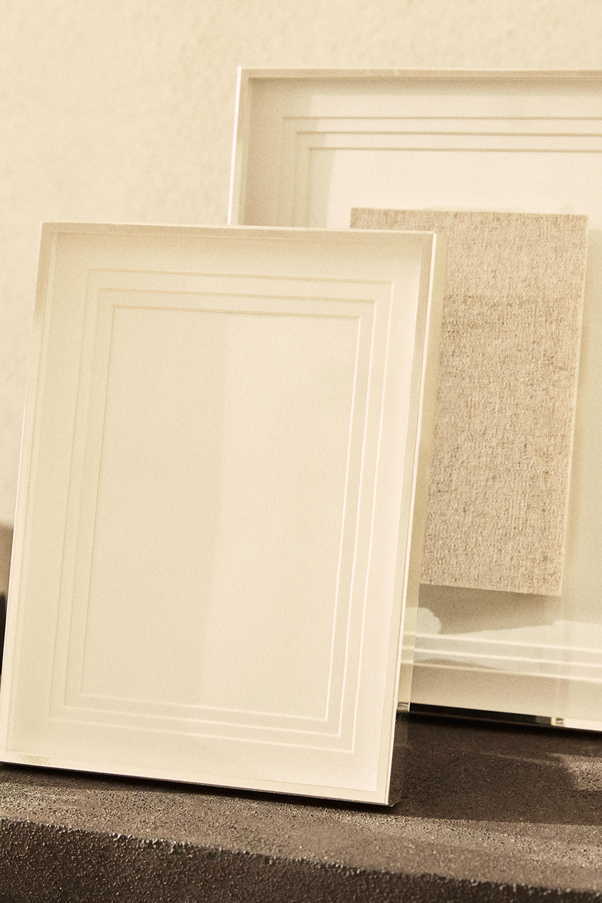 METAL PICTURE FRAME WITH A TIERED PASSE-PARTOUT