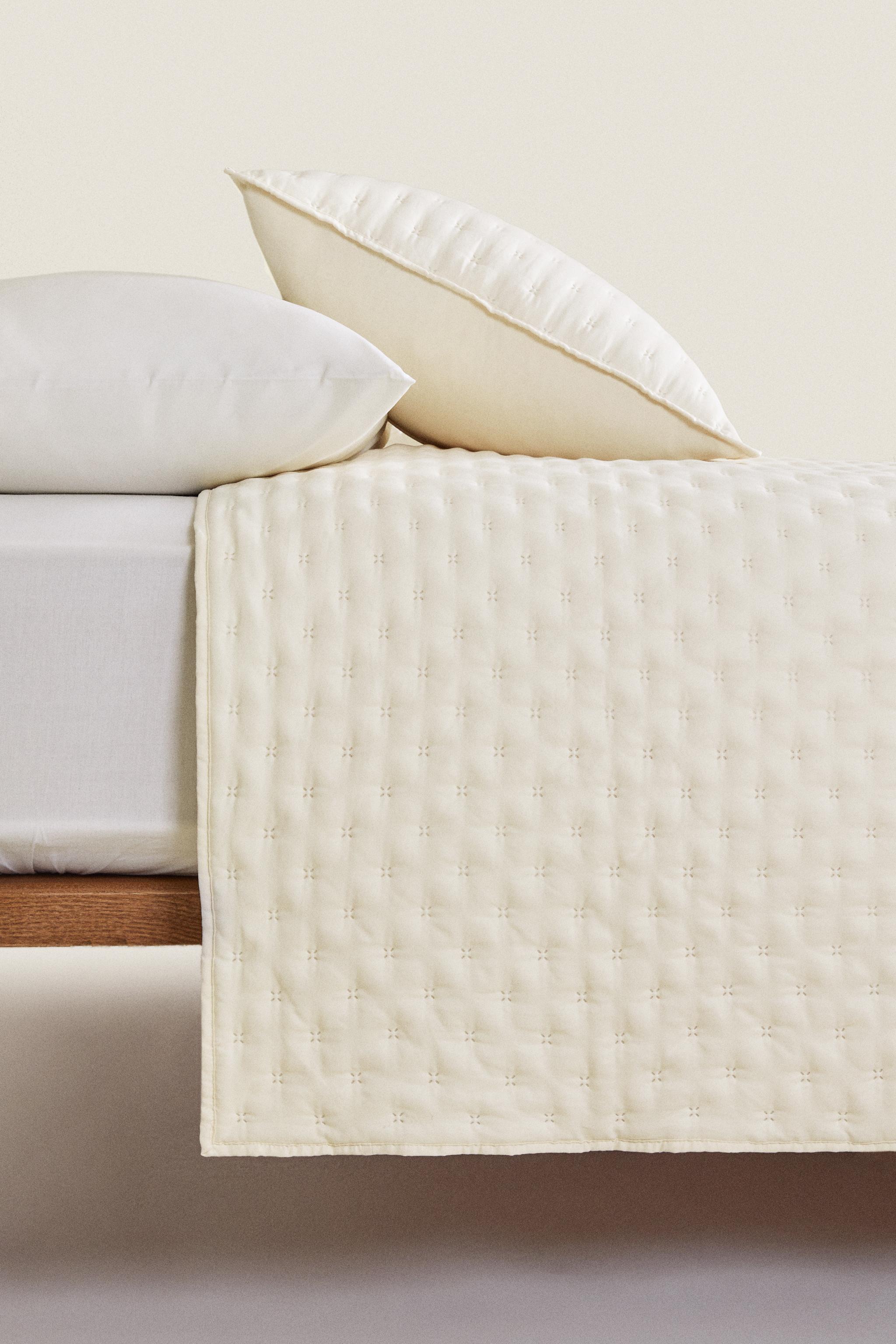 QUILTED QUILT WITH DOTS