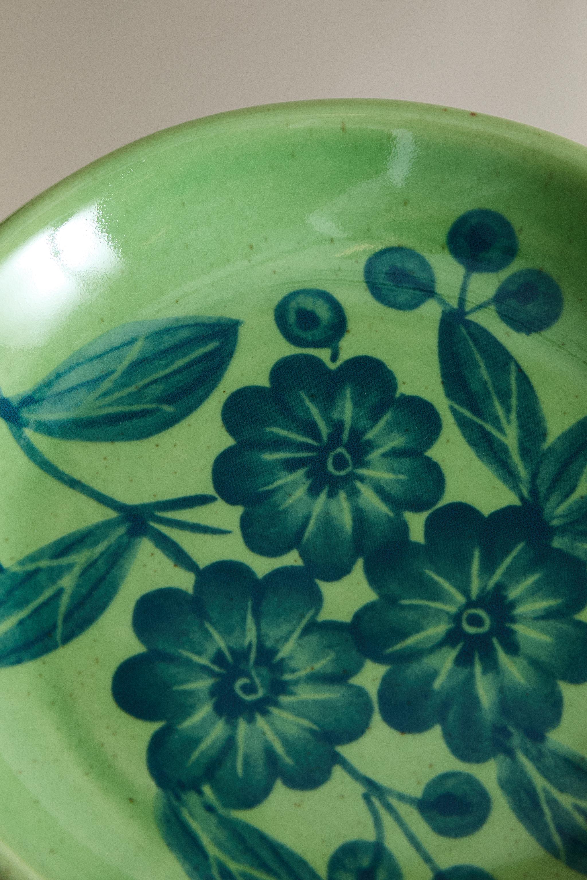 STONEWARE PLATE WITH FLORAL DESIGN