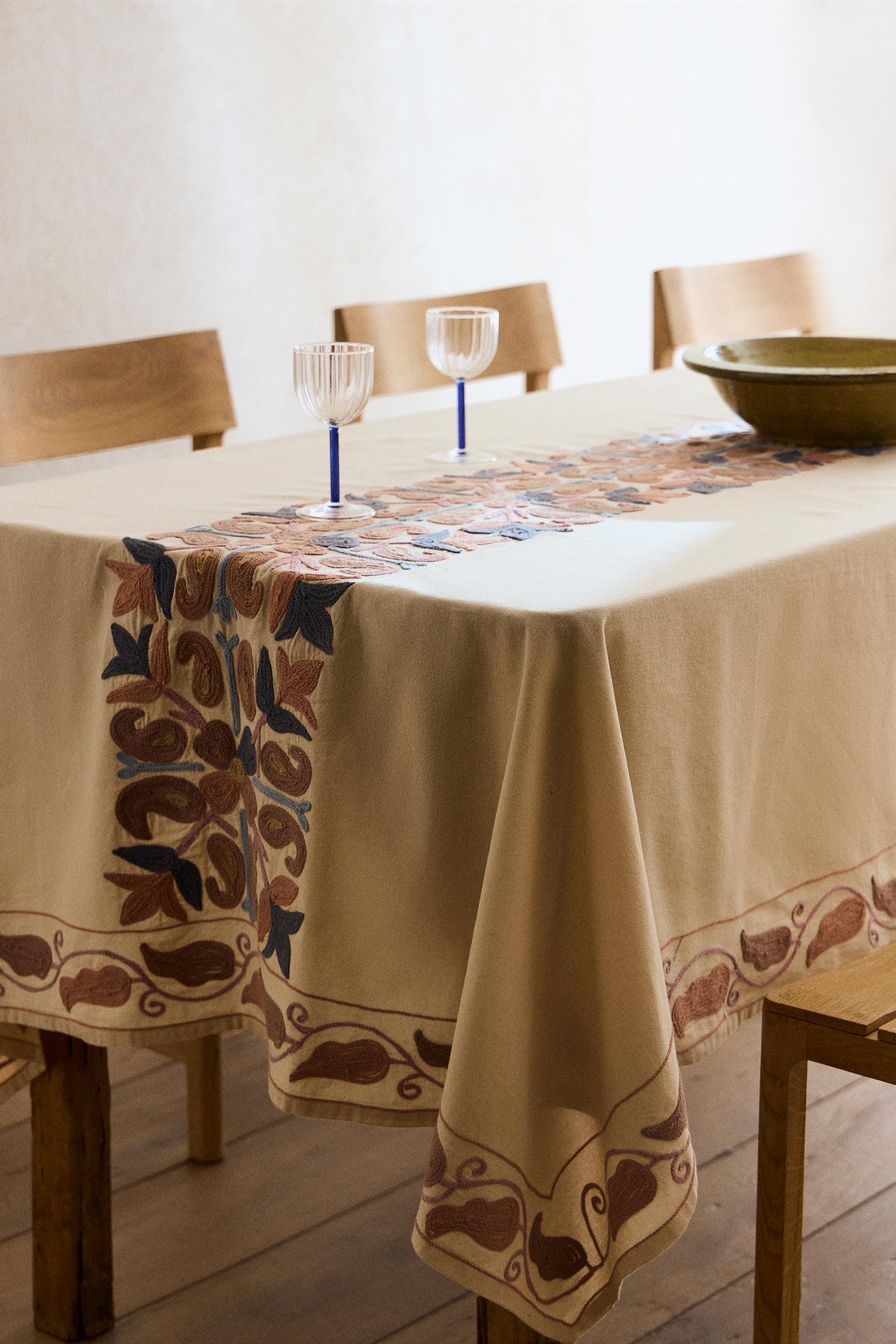 EMBROIDERED COTTON TABLECLOTH