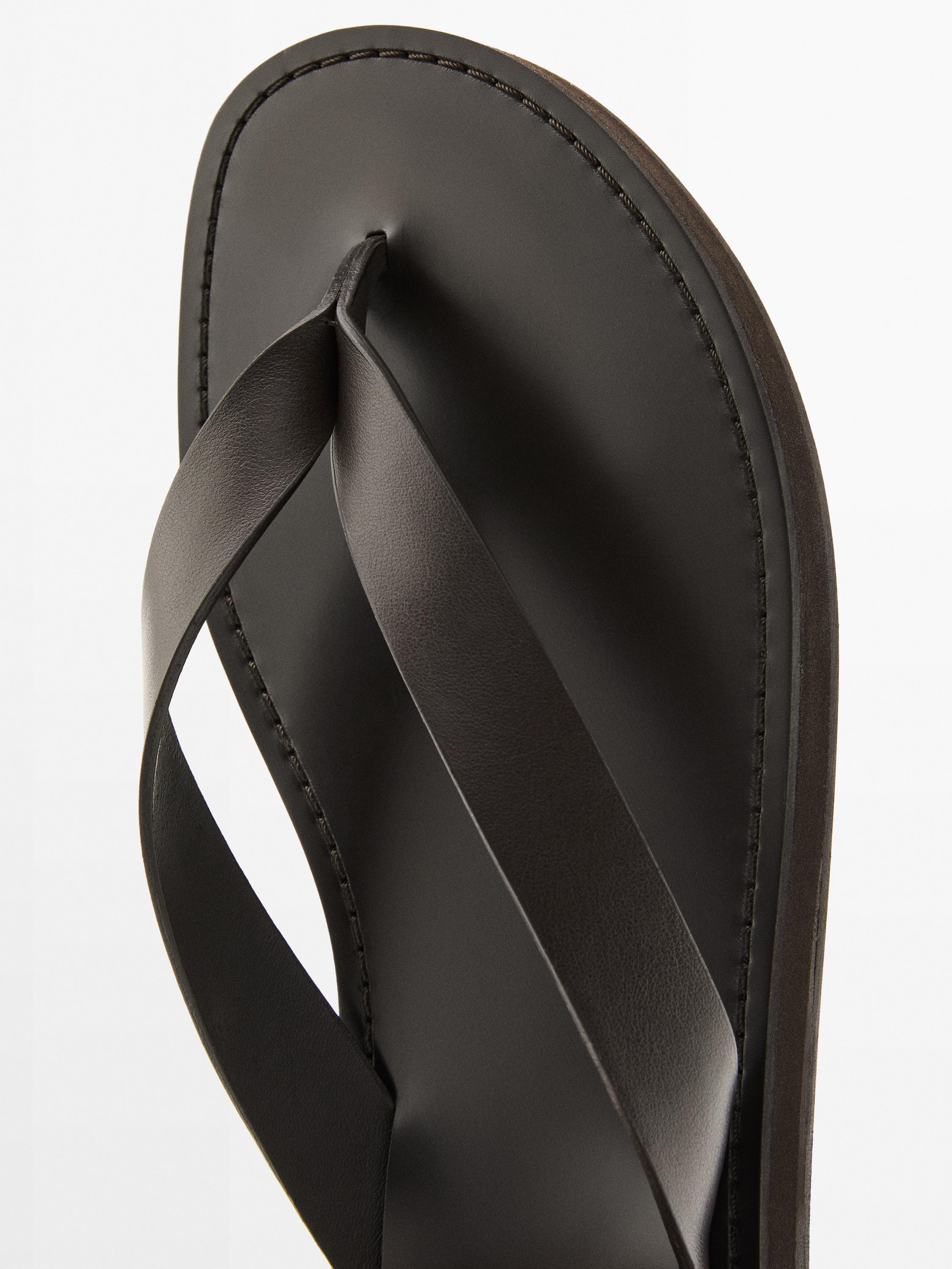 Leather sandals with toe divider