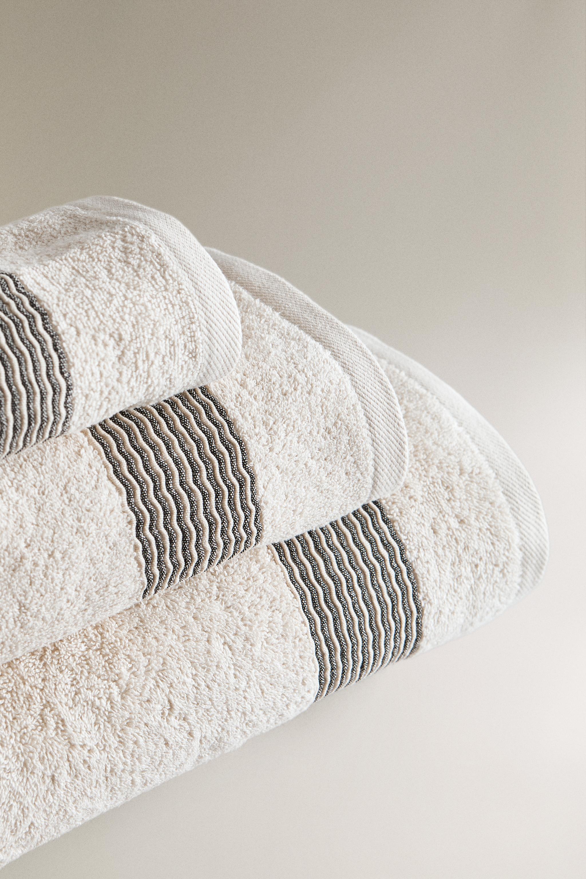 COTTON BATH TOWEL WITH PLEATED BORDER