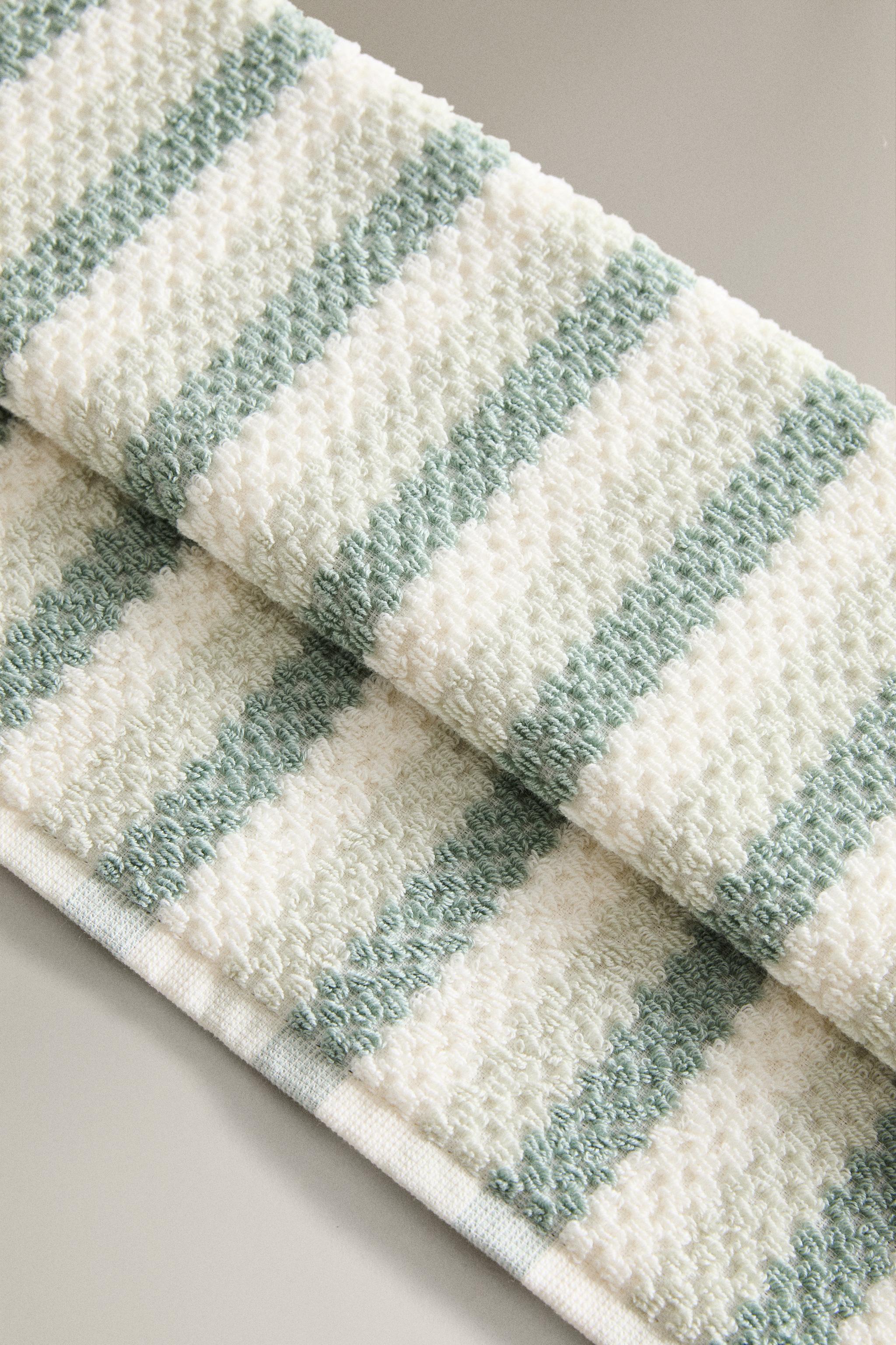 GEOMETRIC JACQUARD BATH TOWEL