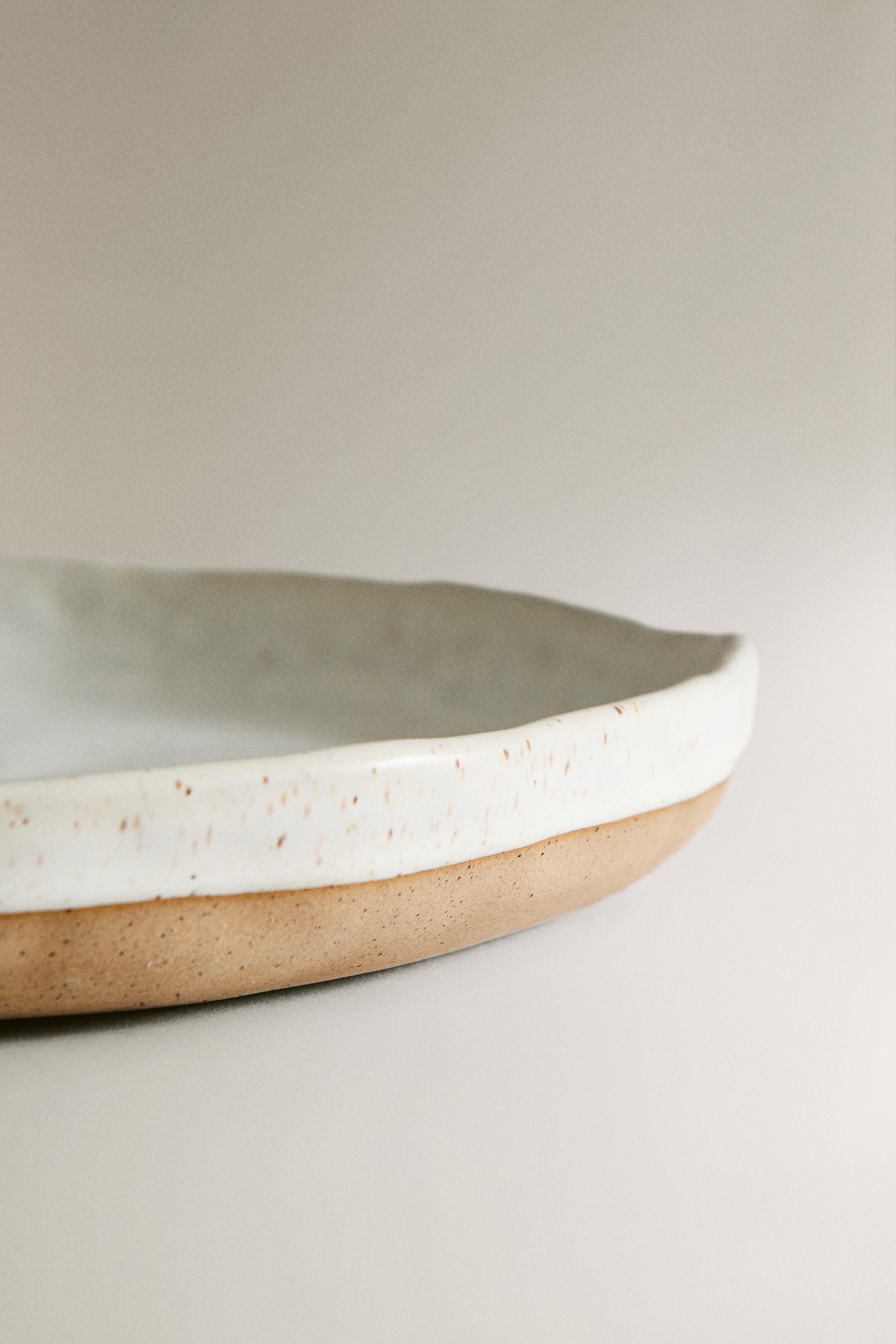 SMALL TEXTURED ROUND SERVING DISH