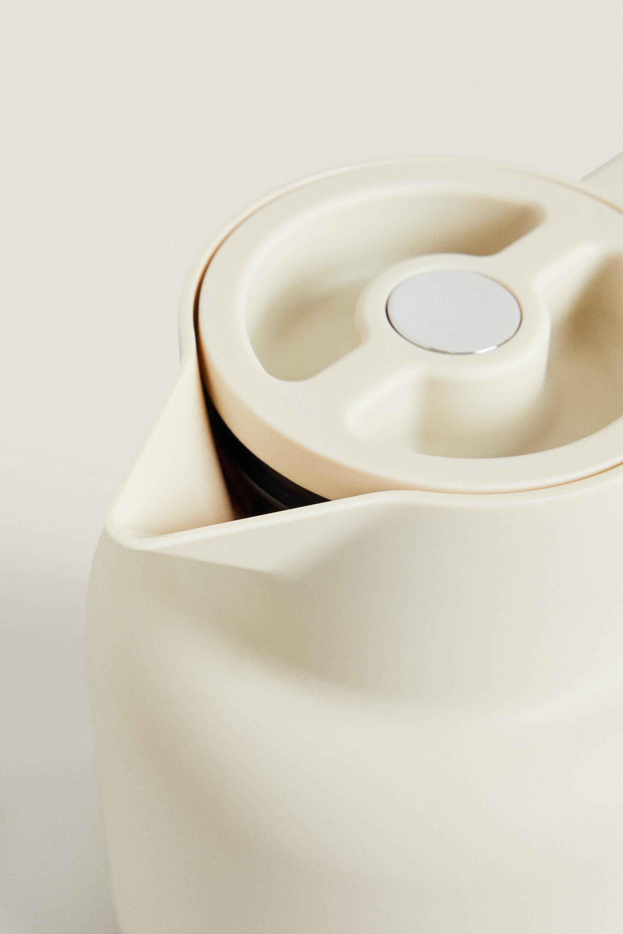 THERMAL PITCHER WITH AN ACACIA HANDLE