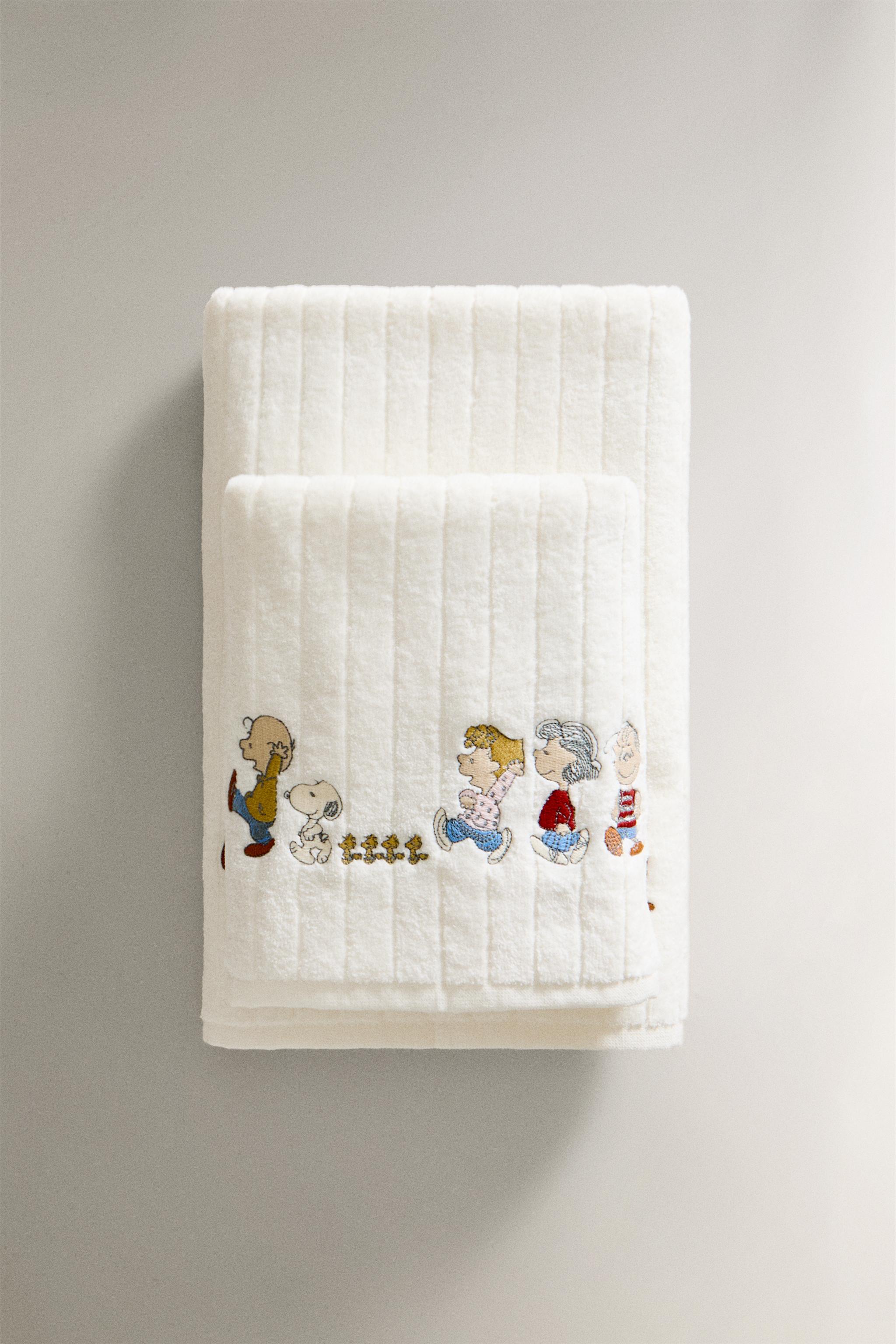 CHILDREN’S VELOUR PEANUTS™ BATH TOWEL