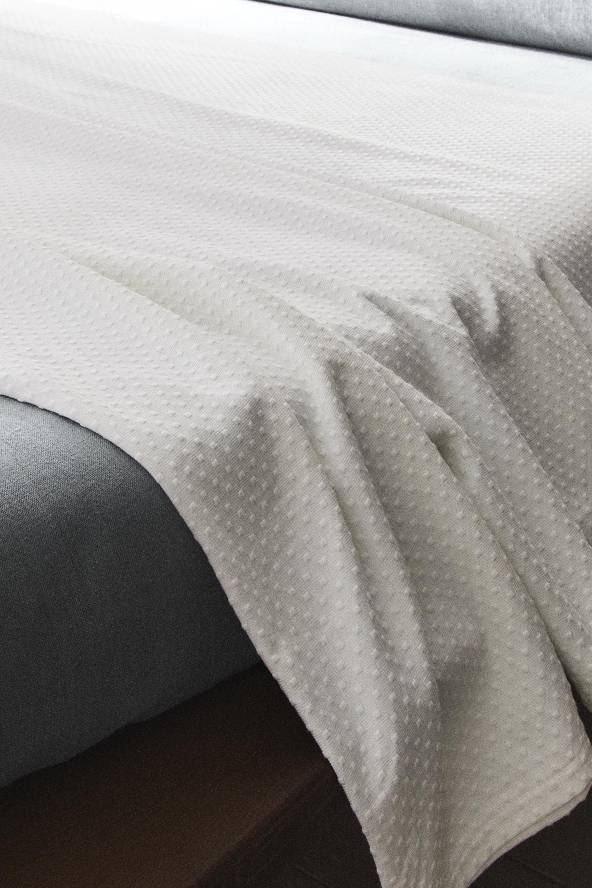 BEDSPREAD WITH POLKA DOT DESIGN