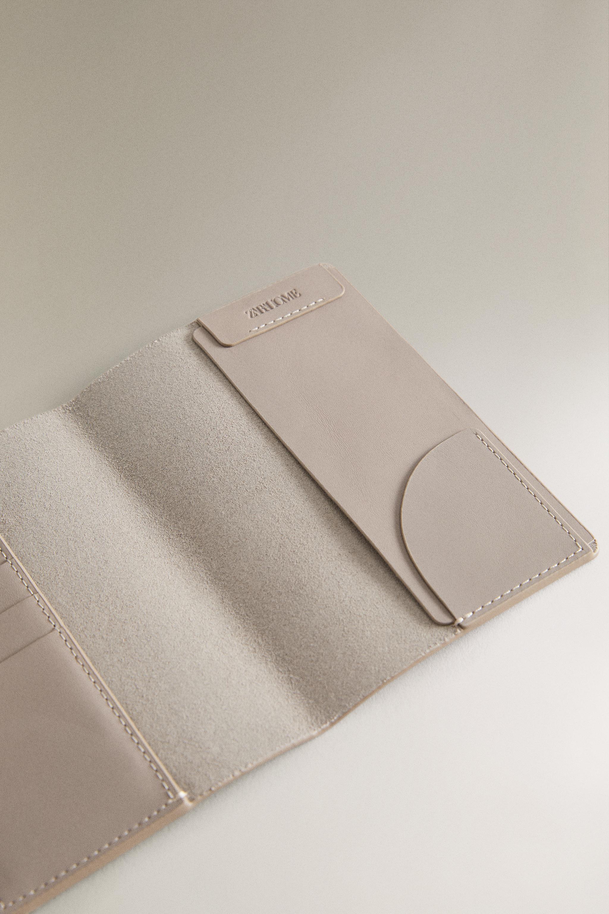 LEATHER TRAVEL DOCUMENT HOLDER