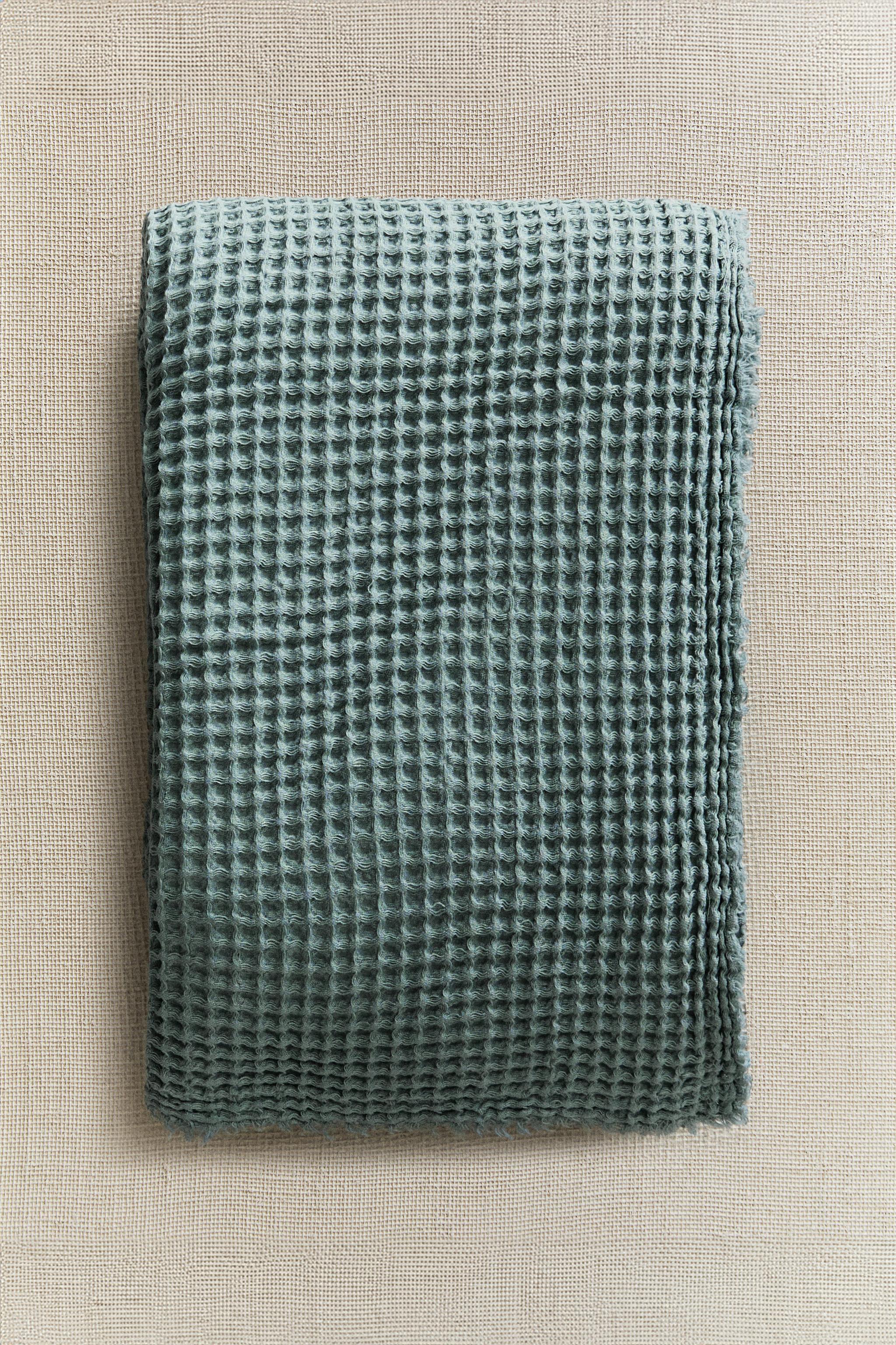 WAFFLE-TEXTURE BLANKET
