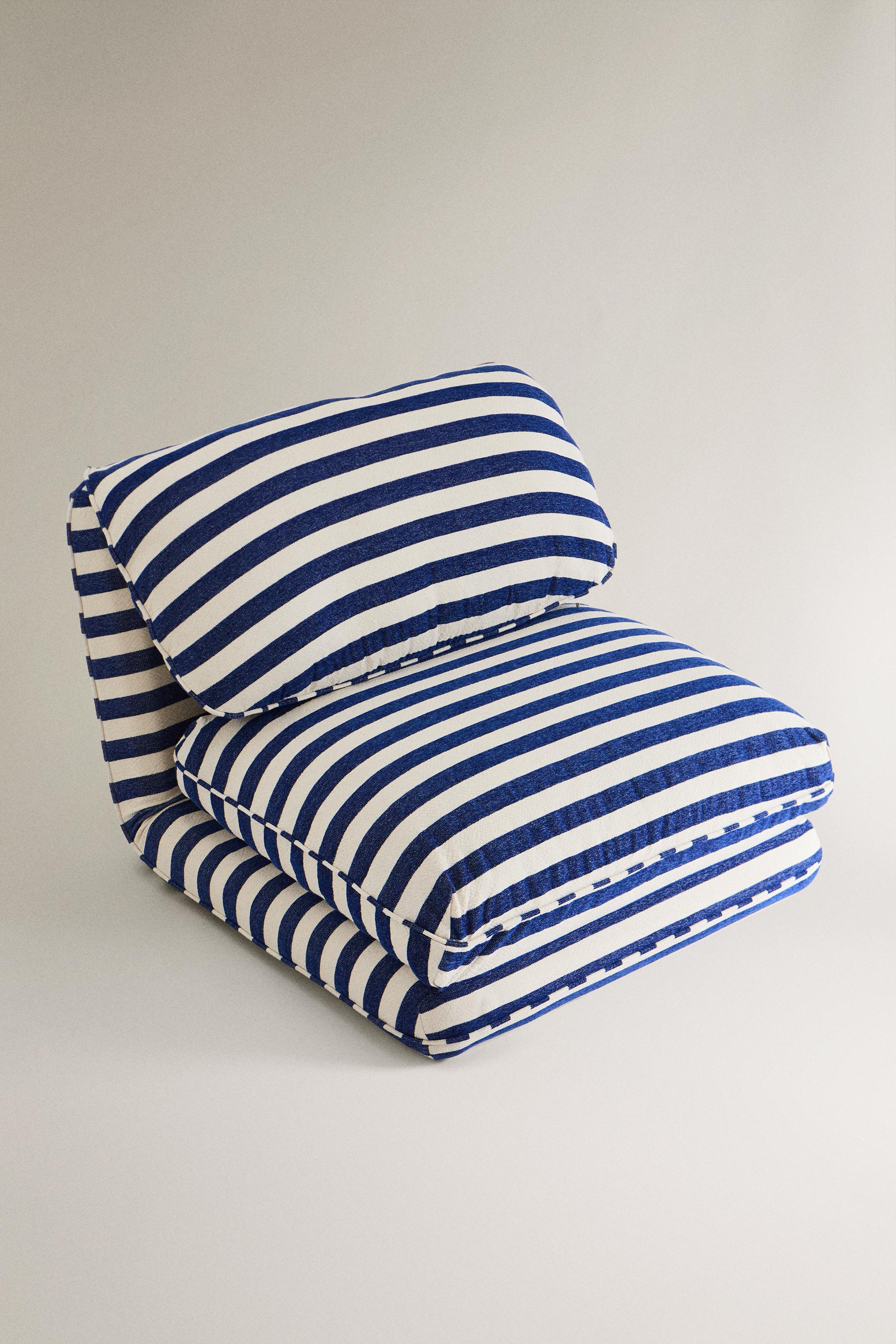 STRIPED FOLDING LOUNGE CHAIR