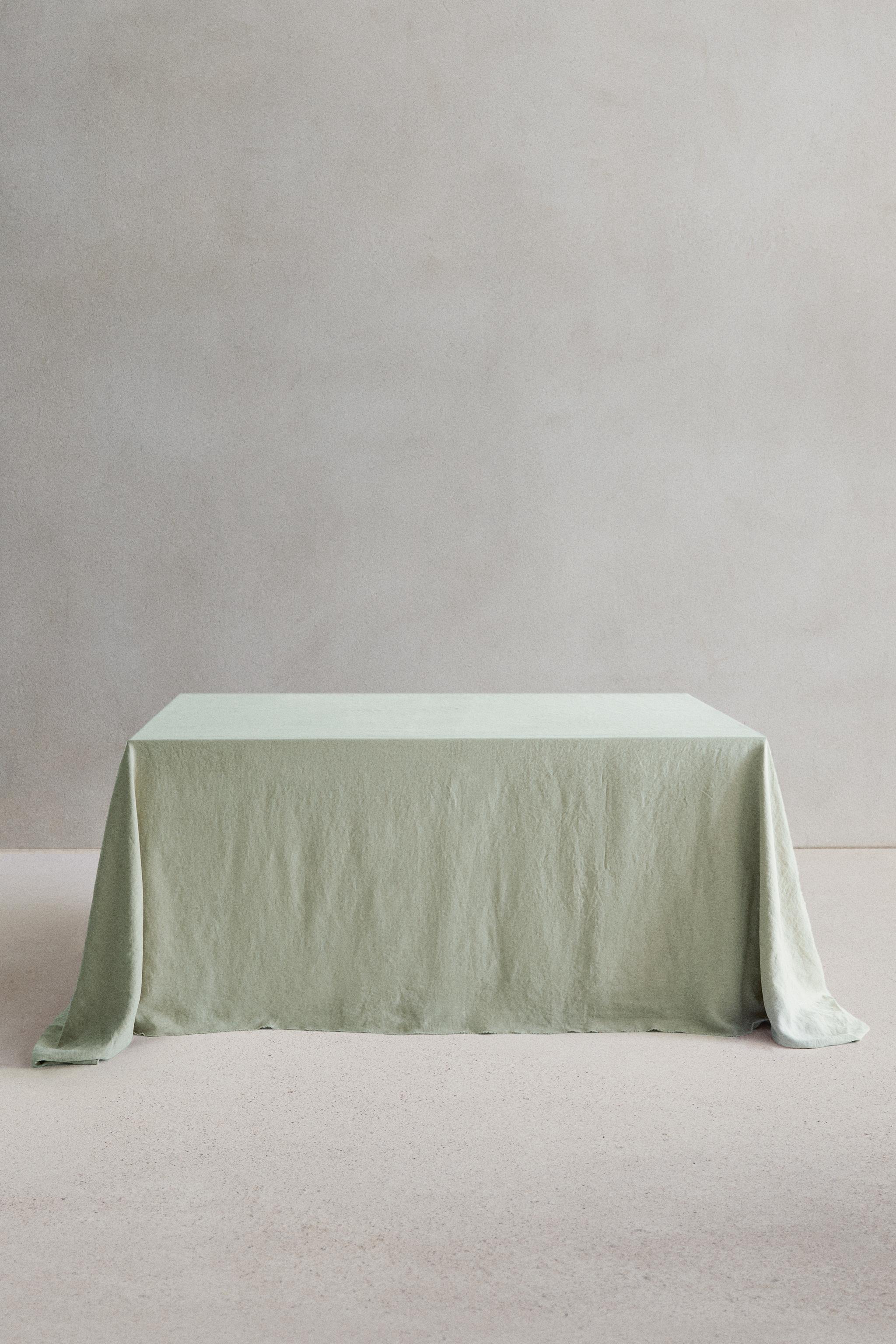 TABLECLOTH 01