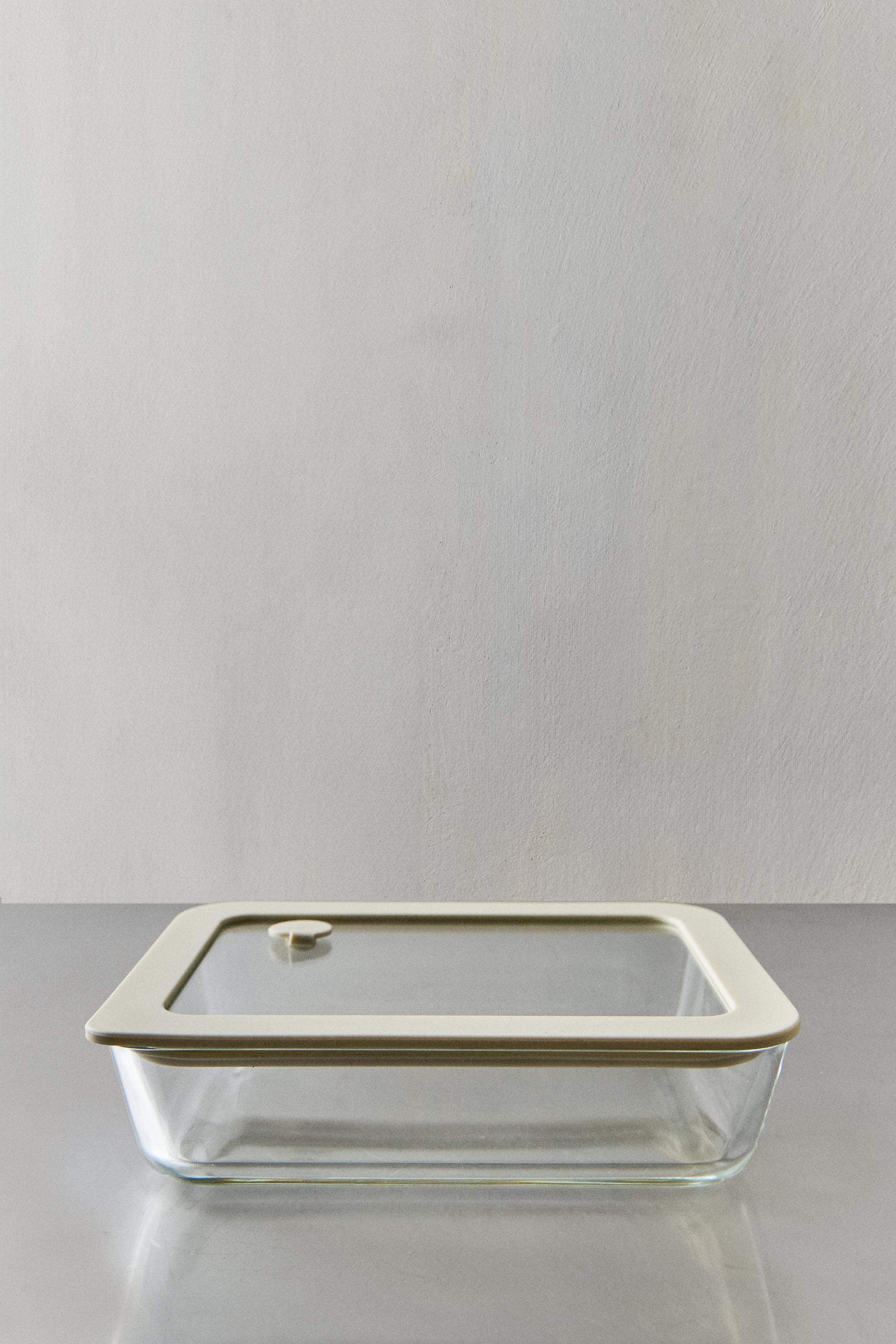 23.67 oz AIRTIGHT FOOD CONTAINER