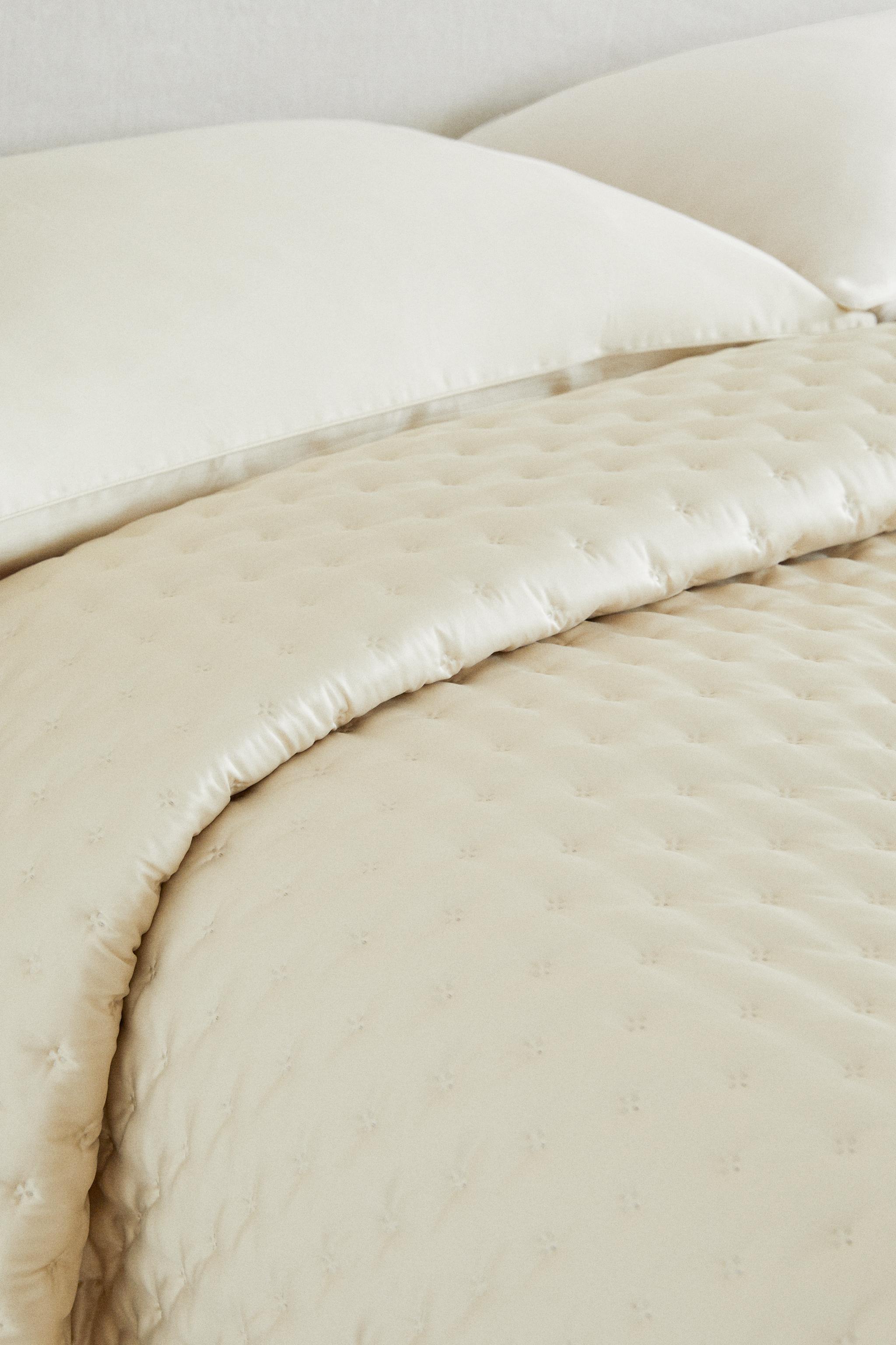 PLAIN QUILT WITH KNOTS