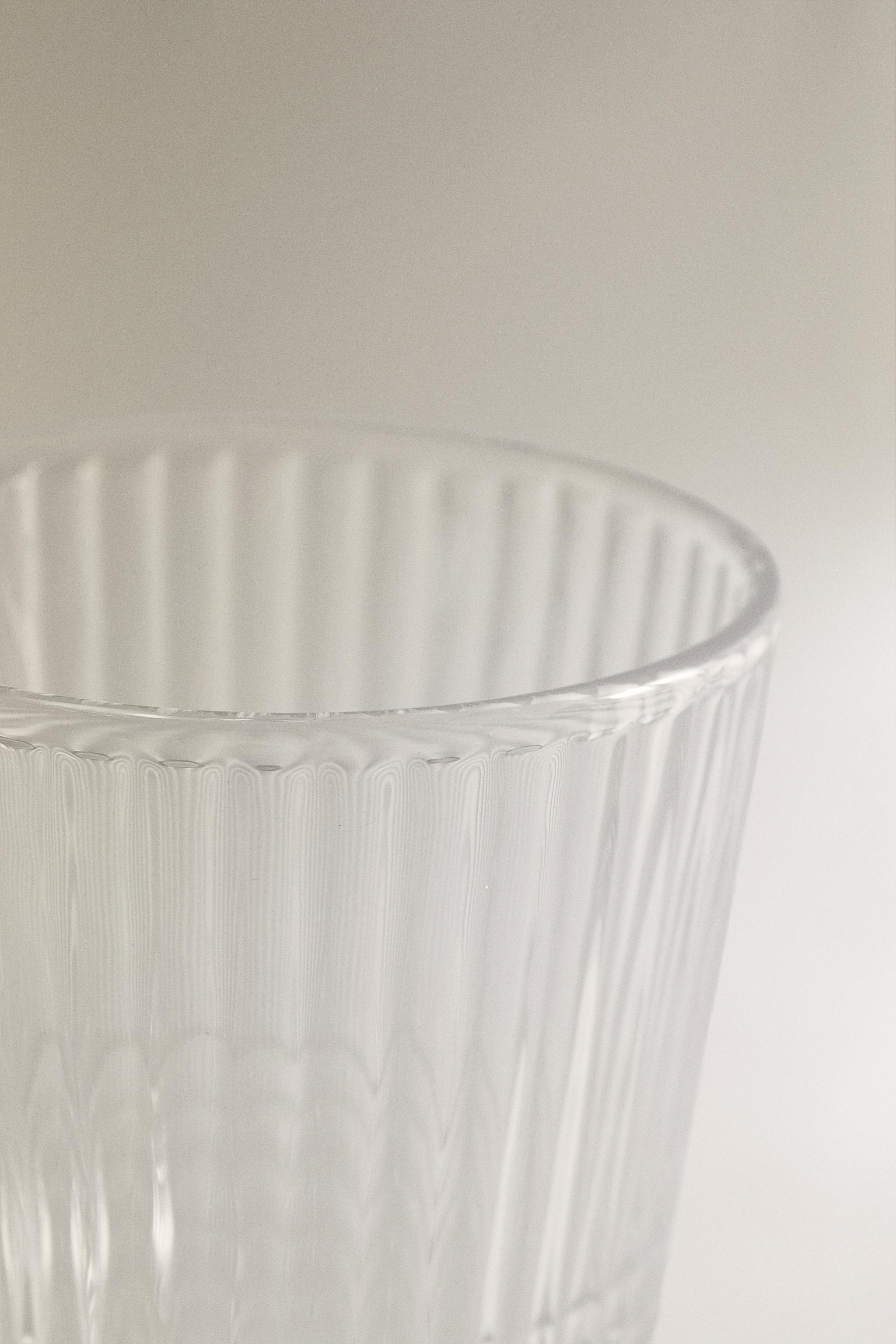 WINE GLASS WITH RAISED GEOMETRIC DESIGN