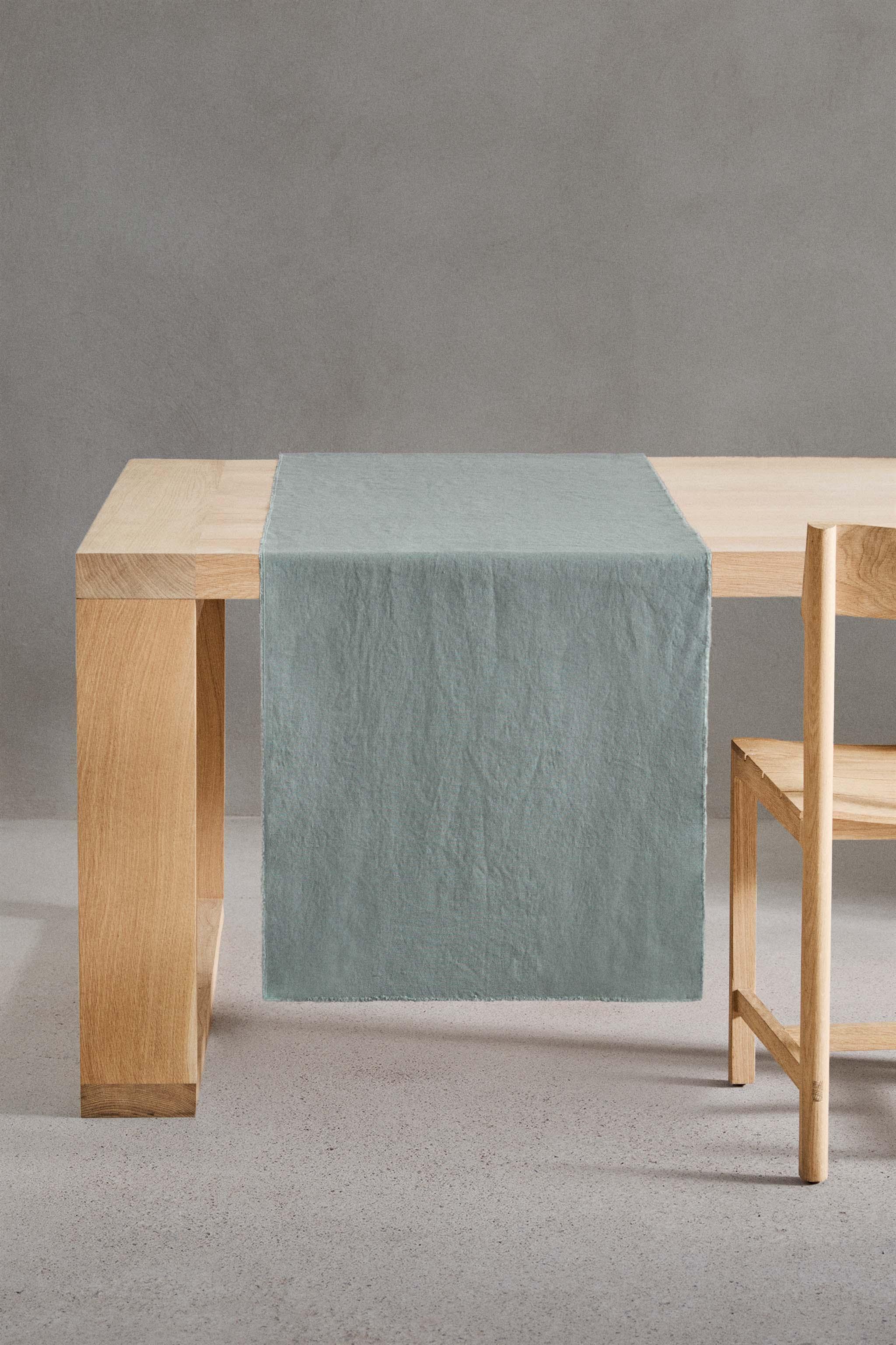 TABLE RUNNER 01