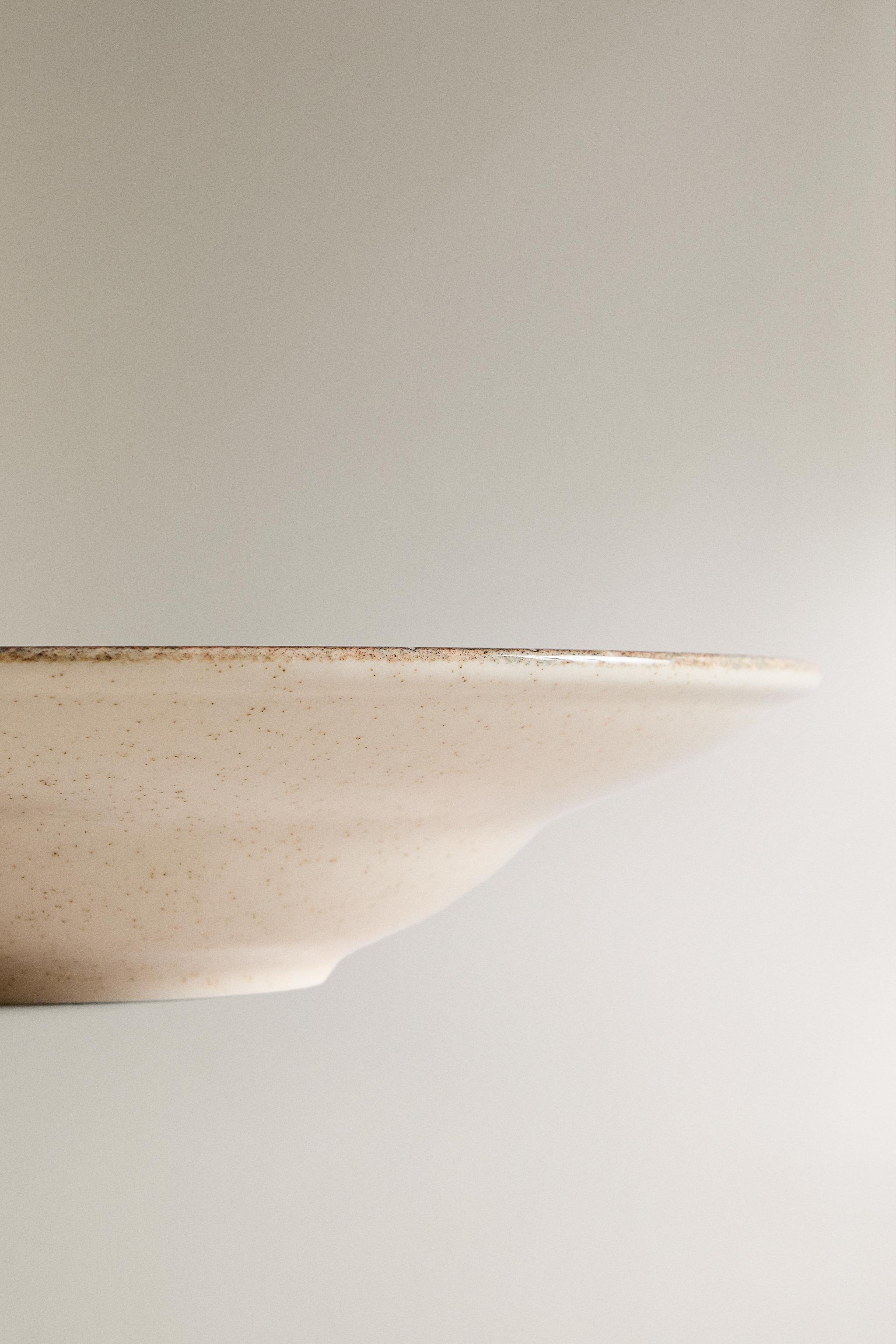 PORCELAIN PASTA PLATE WITH ANTIQUE FINISH RIM