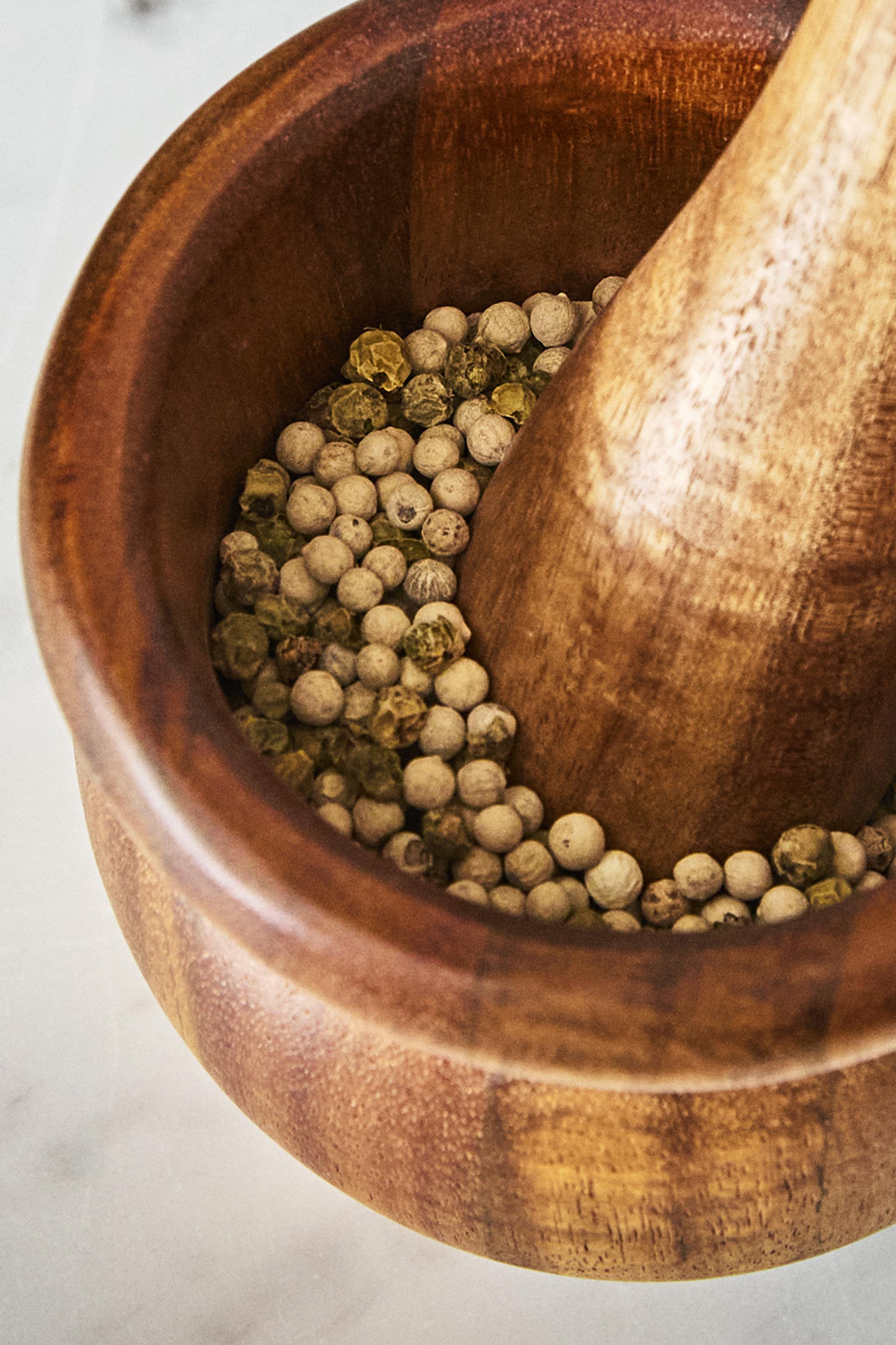 PESTLE AND MORTAR MADE OF ACACIA WOOD