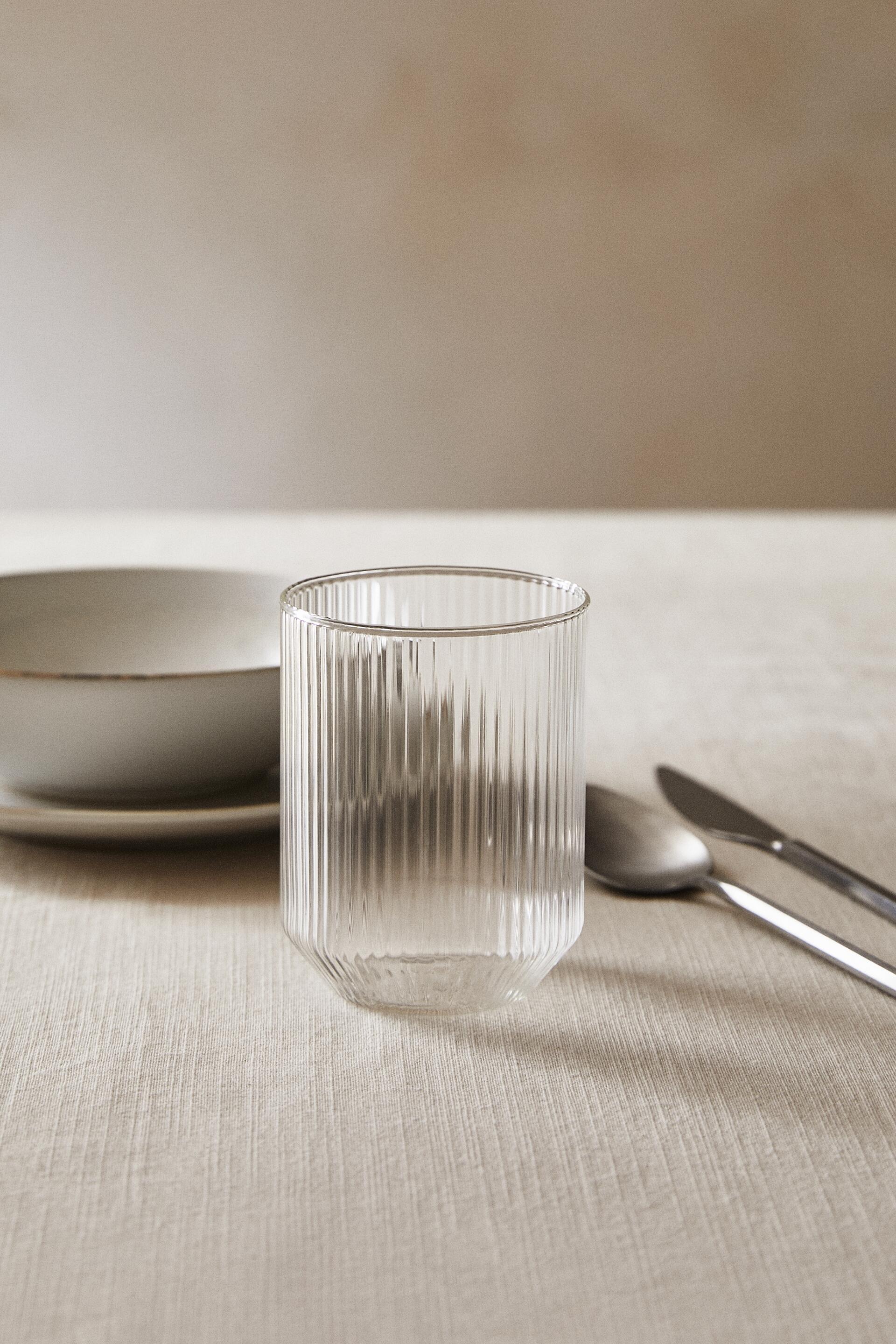 BOROSILICATE GLASS TUMBLER WITH RAISED LINES