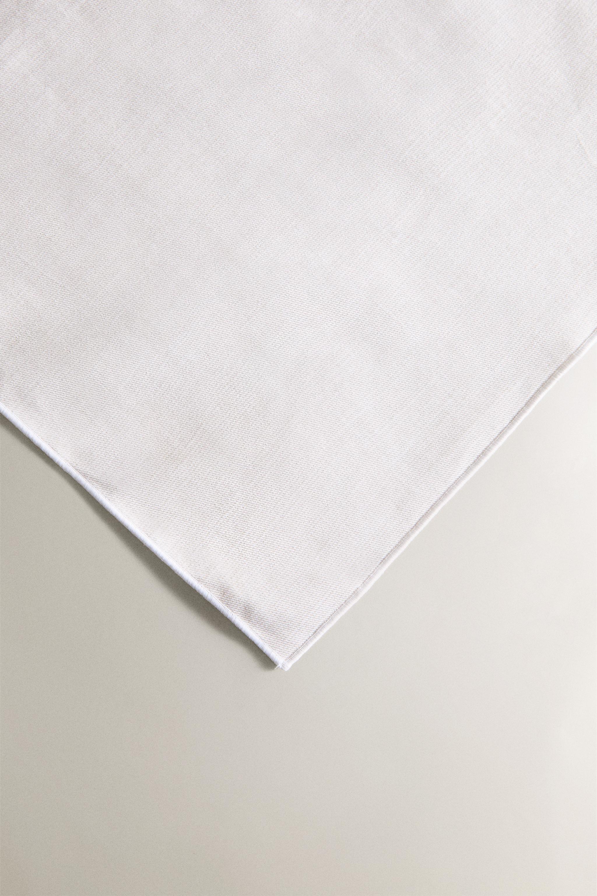 RESIN-COATED COTTON TABLECLOTH WITH OVERLOCK STITCHING