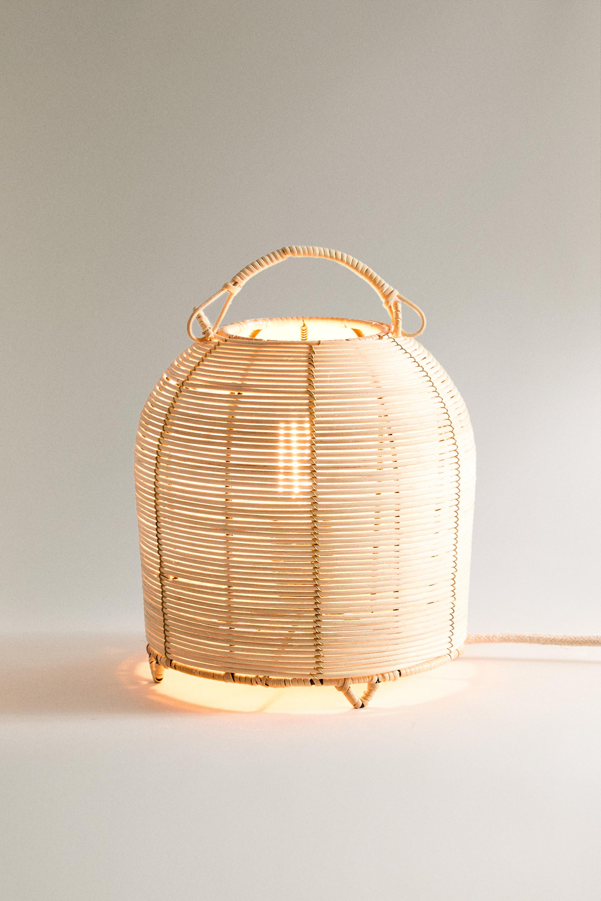 RATTAN TABLE LAMP