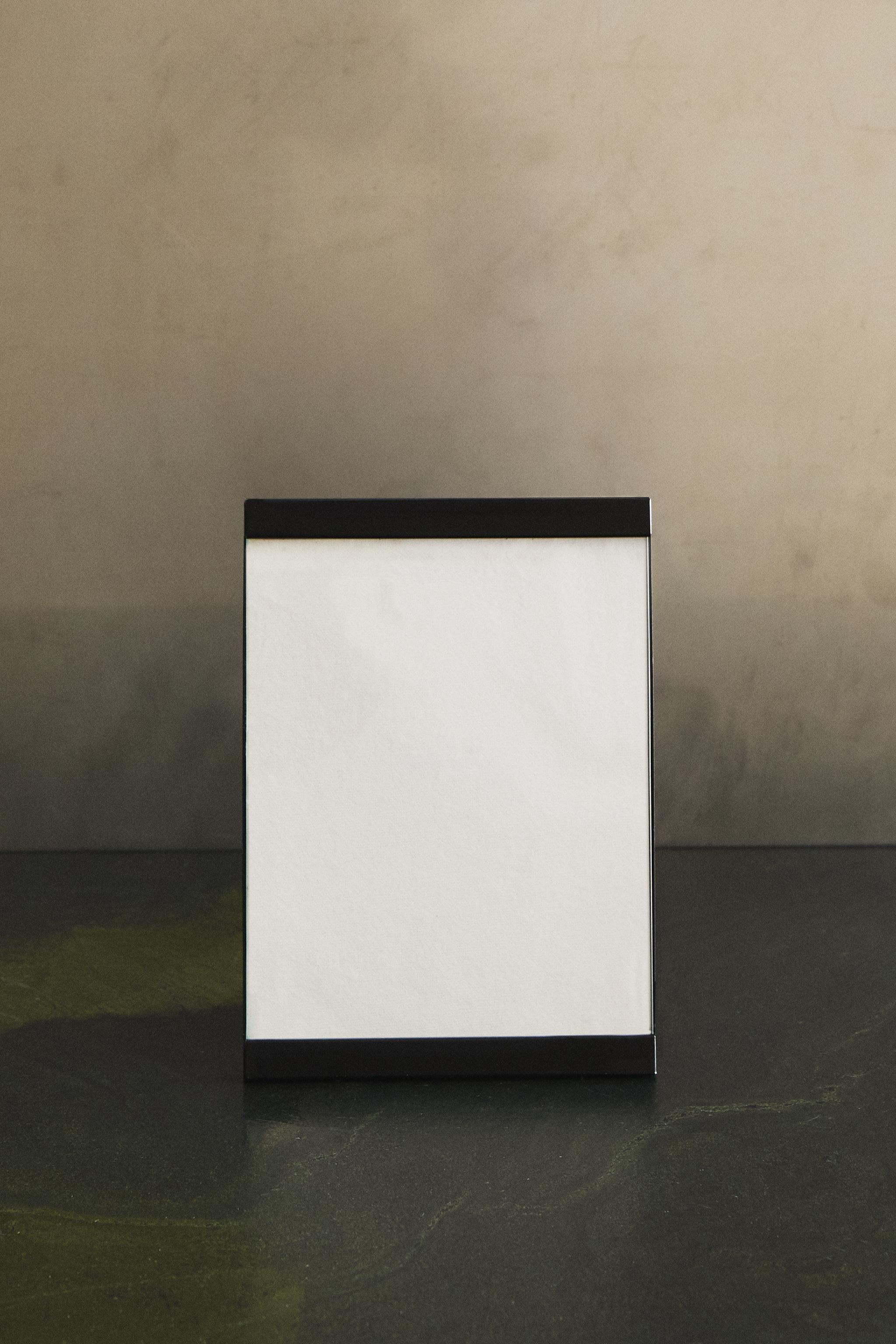 BLACK METAL PICTURE FRAME