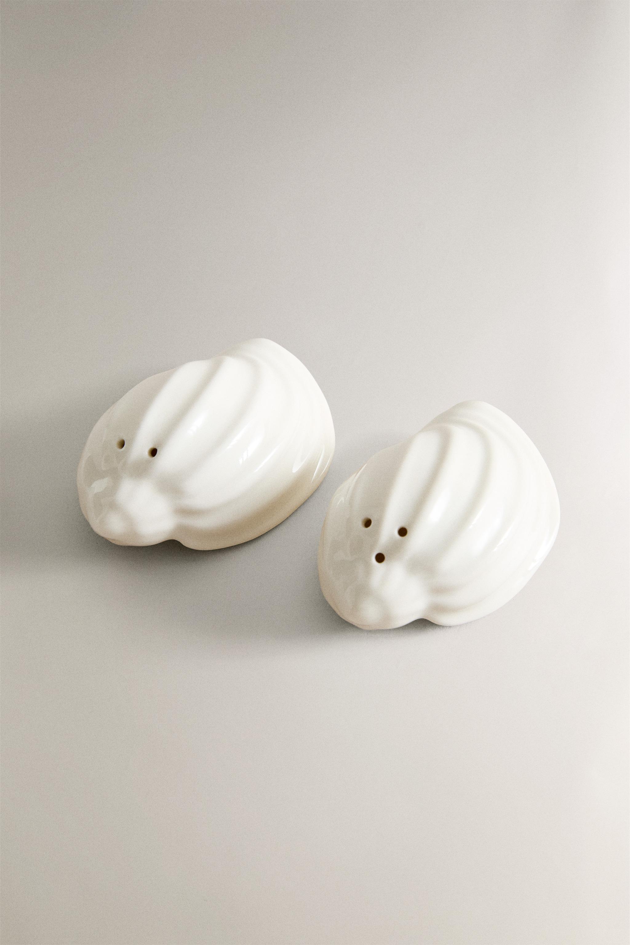 SALT AND PEPPER SHAKER SET SHELLS