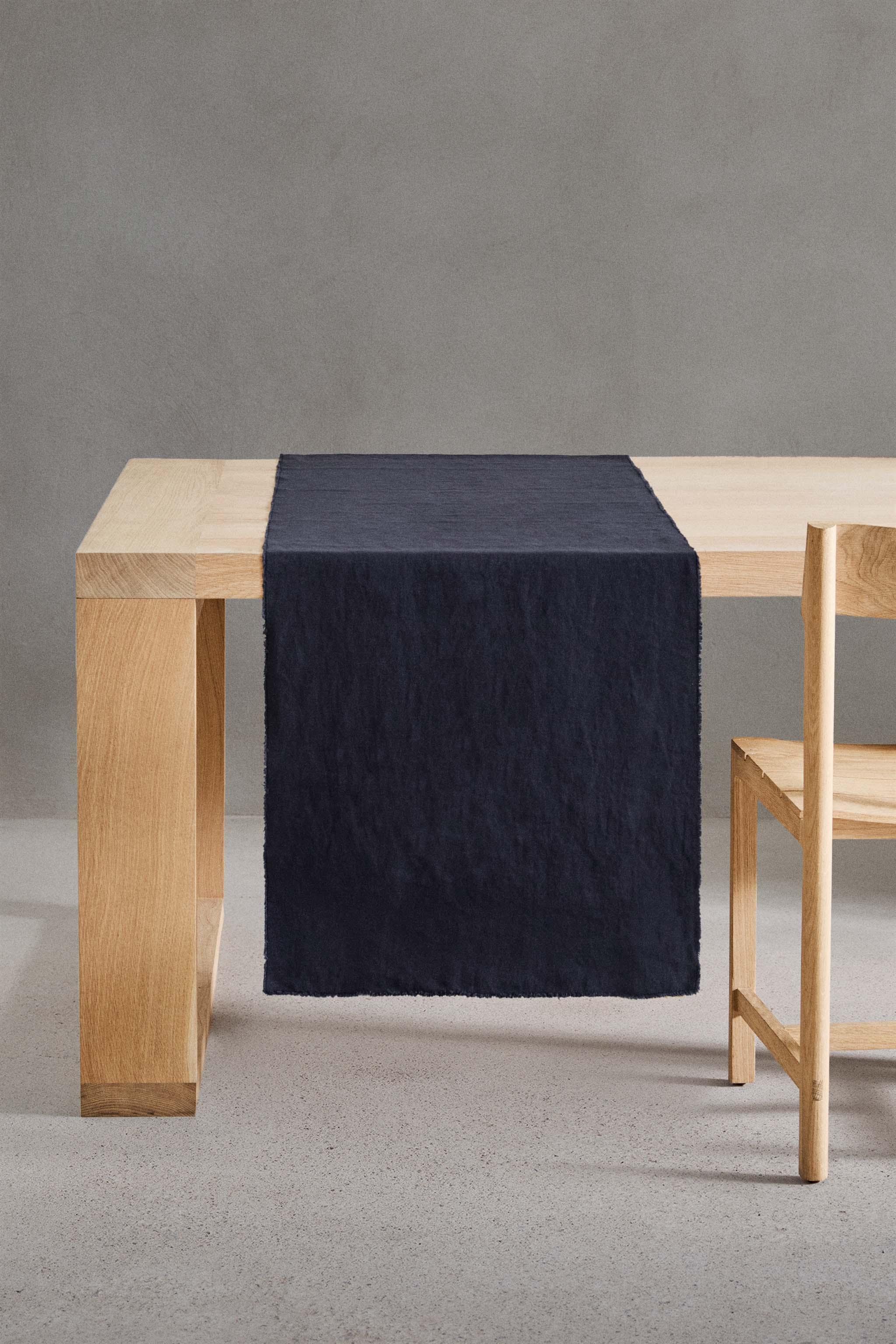 TABLE RUNNER 01