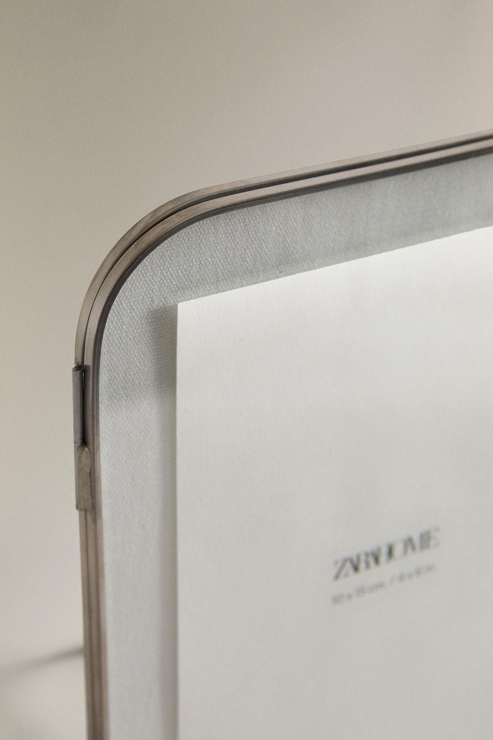 METAL PICTURE FRAME WITH ROUNDED ANGLES