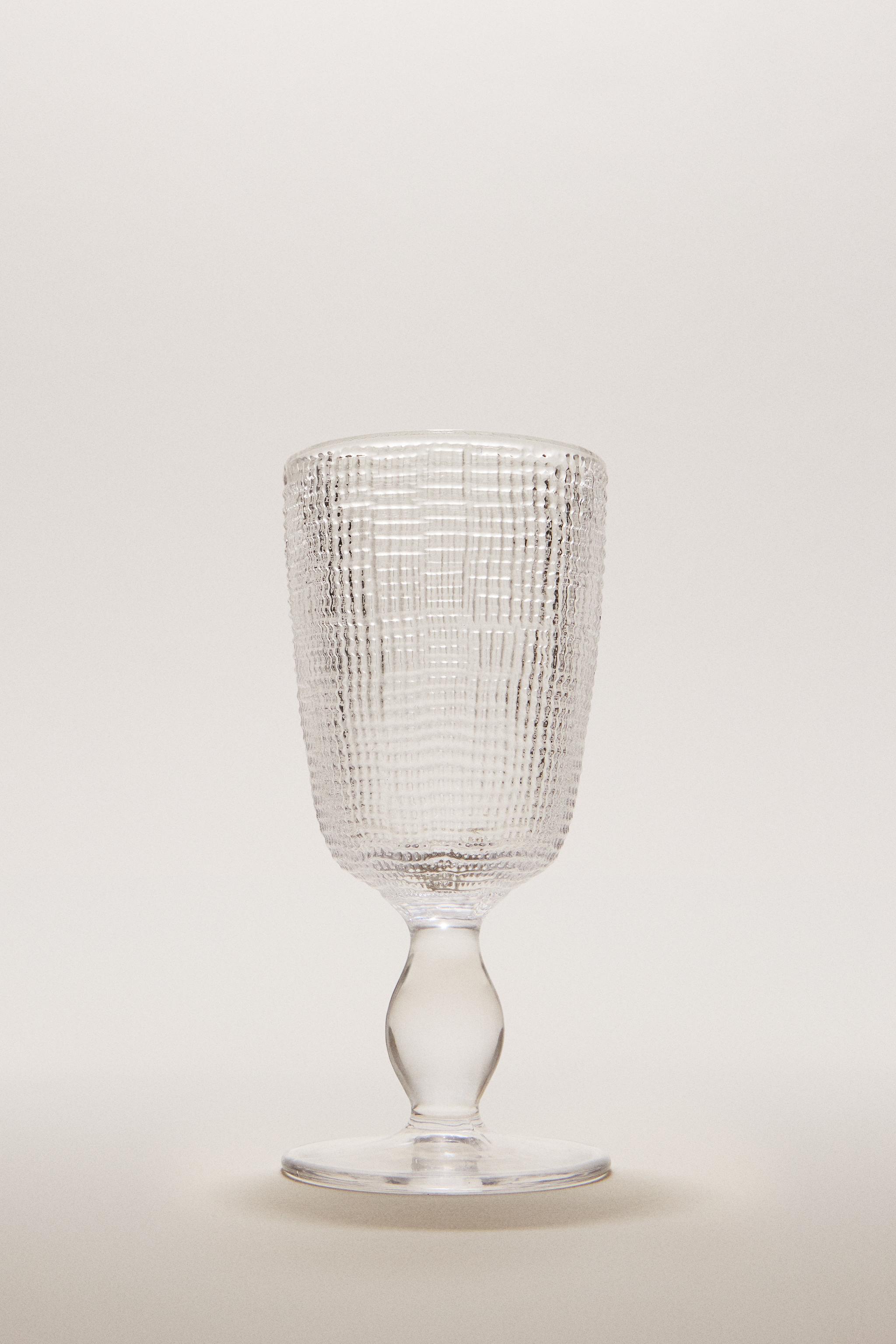 RAISED DESIGN WINE GLASS