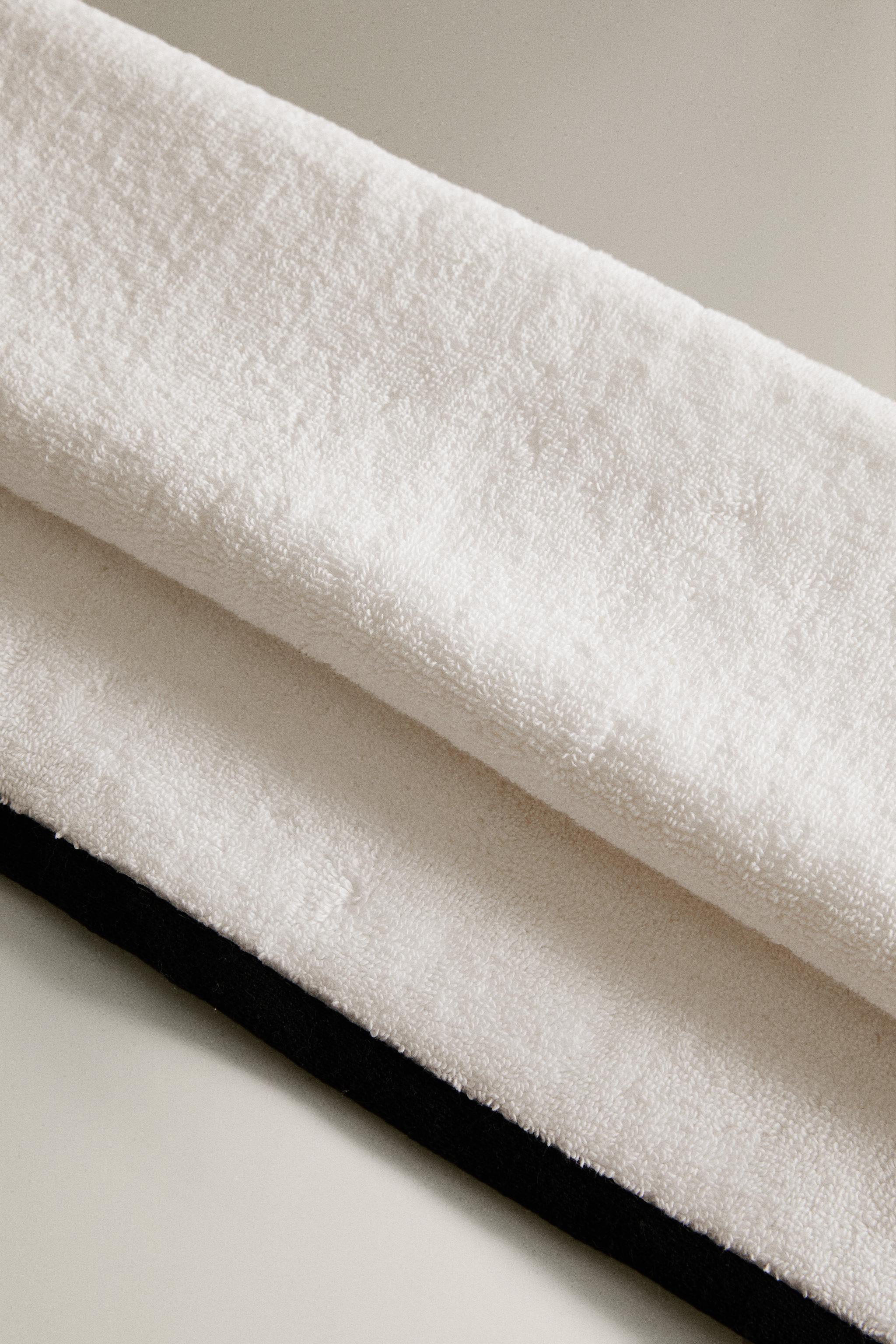 BATH TOWEL WITH CONTRAST BORDER